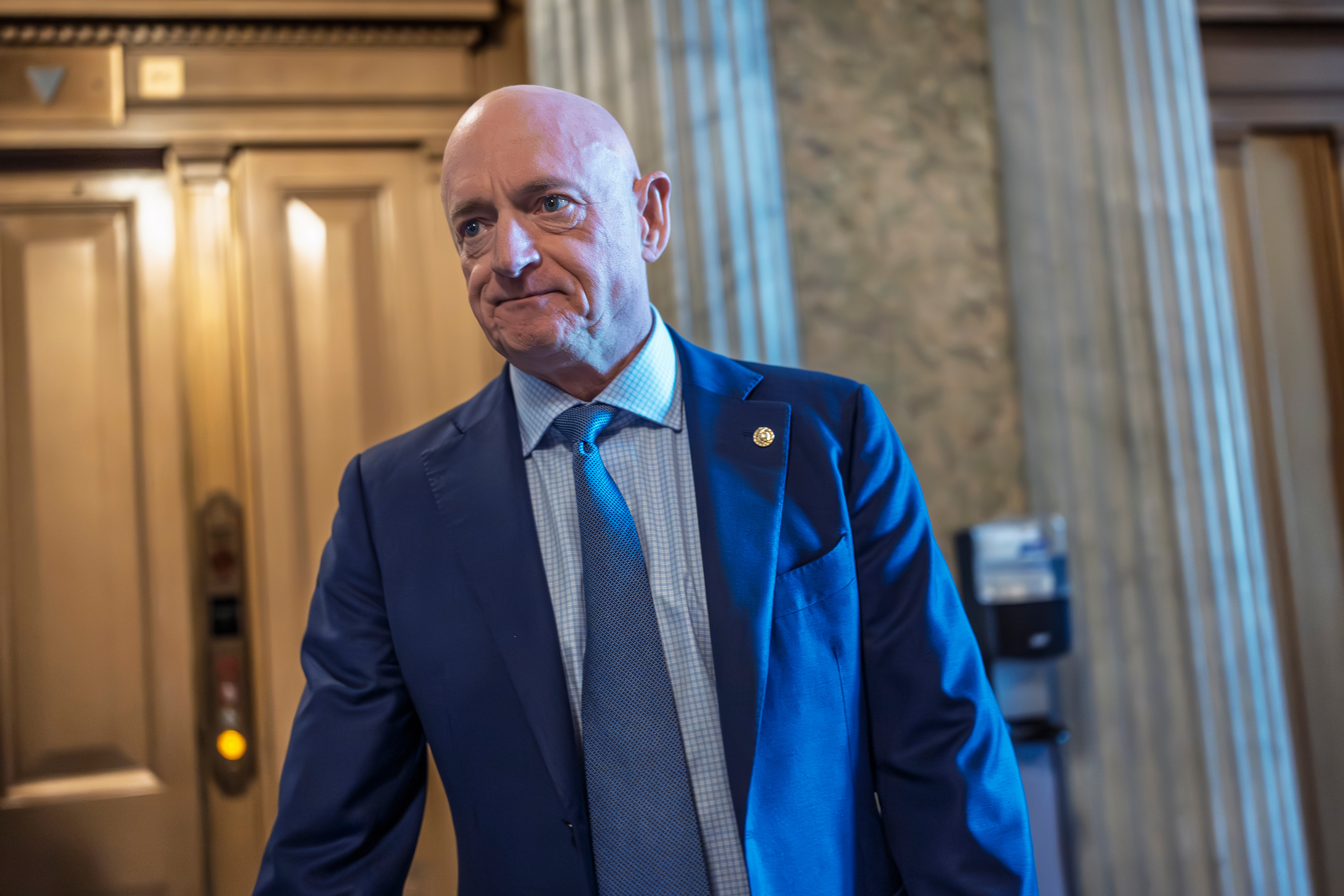 Mark Kelly Responds to Tom Homan Referring to Minneapolis 'Like a War Zone'