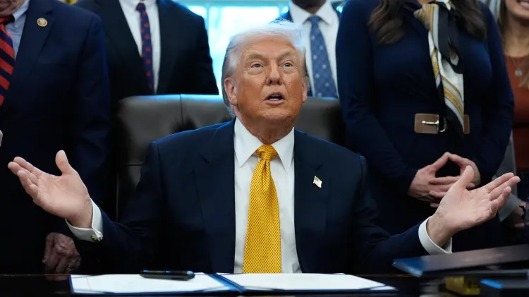 Donald Trump bought up to $1 million Victoria's Secret bonds last month ...