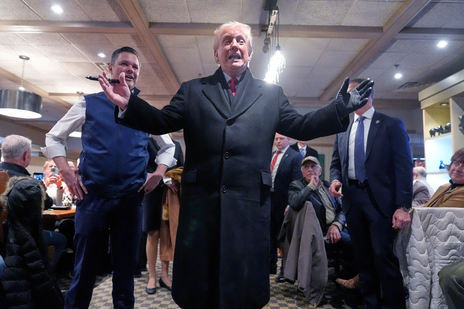 President Donald Trump visits a restaurant in Urbandale, Iowa, Tuesday, Jan. 27, 2026. (AP Photo/Mark Schiefelbein)
