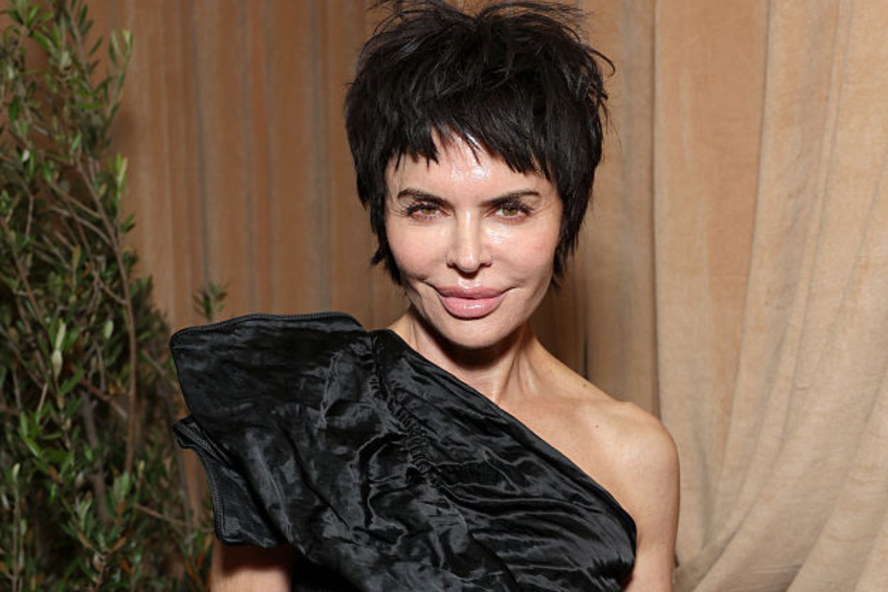 Lisa Rinna Responds to Fan Spotting Strange Inconsistency on 'The Traitors'