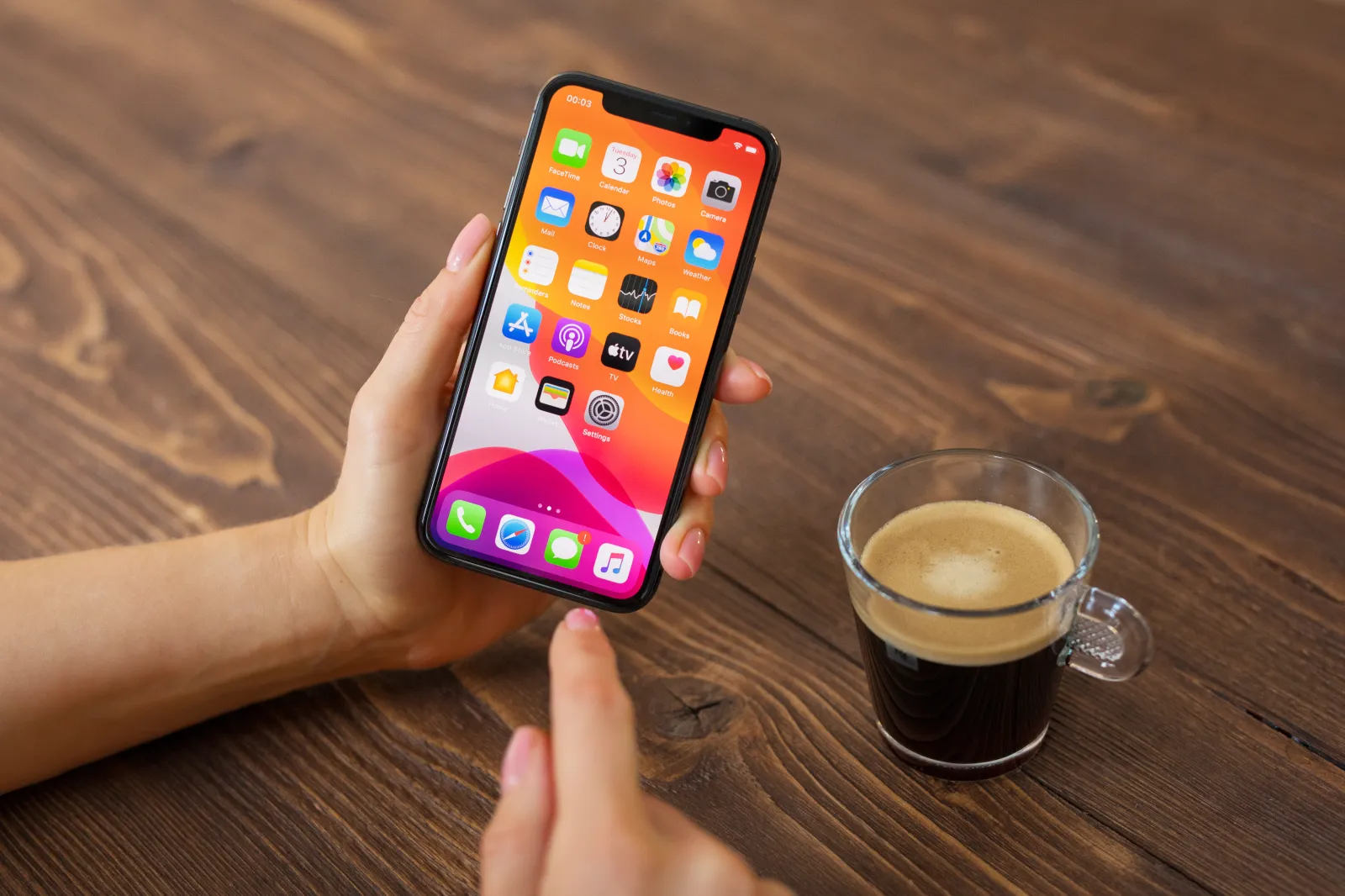 Using Apple Iphone Apple Security Risk: Full List of iPhones and iPads Affected - Newsweek