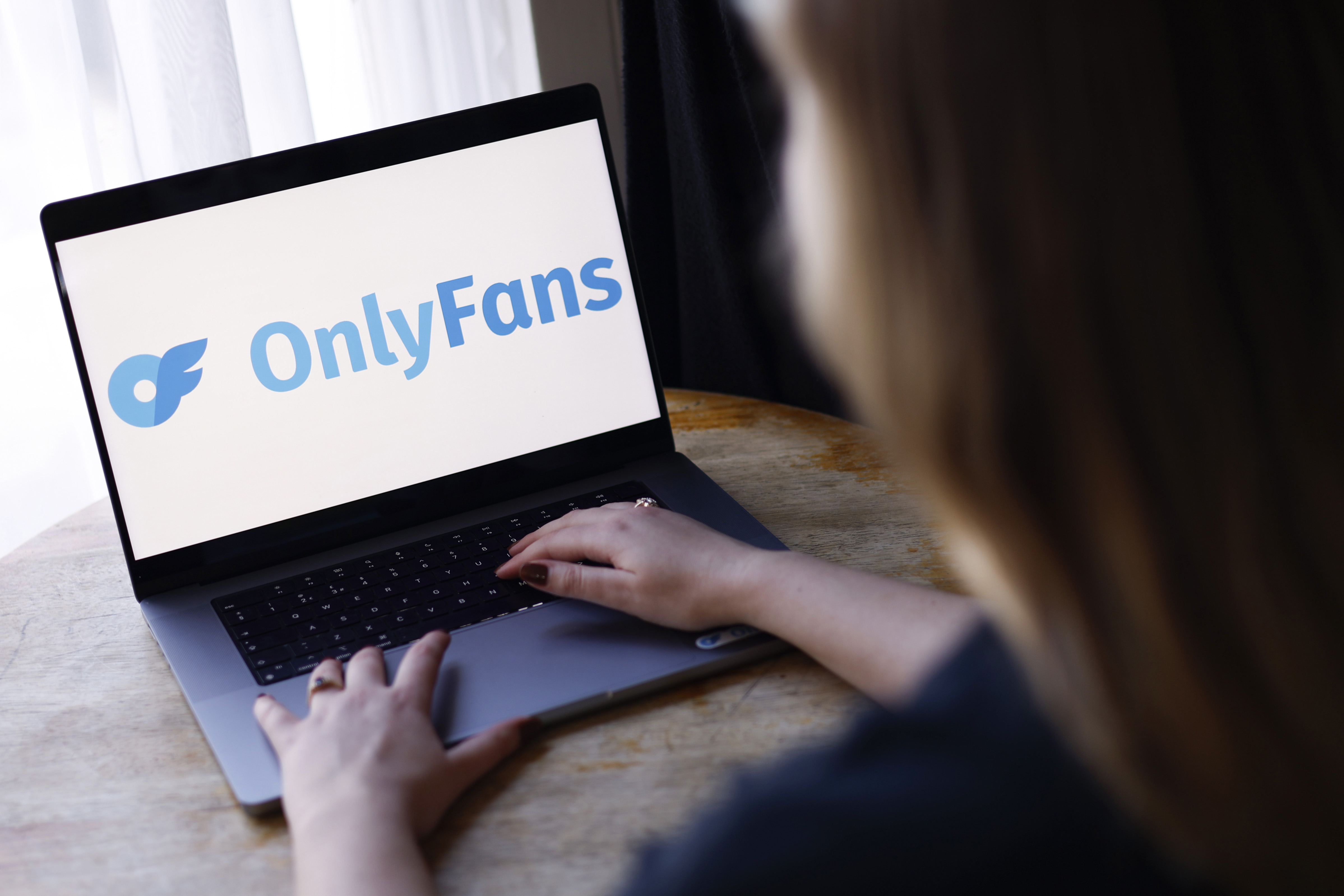 O-1B Work Visas For 'Elite Artists' Going To OnlyFans Models: Attorney