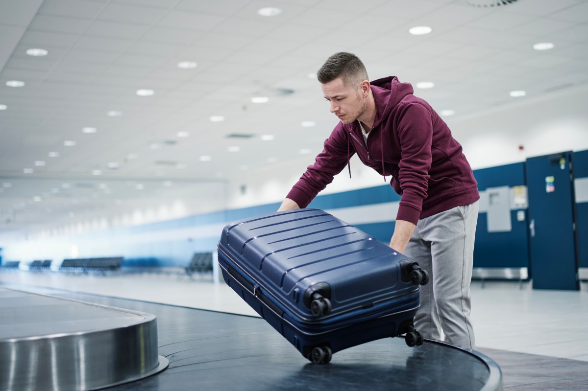 Man Gets off Plane, Waits at Baggage Claim—Unprepared for What Comes Out Man Gets off Plane, Waits at Baggage Claim—Unprepared for What Comes Out