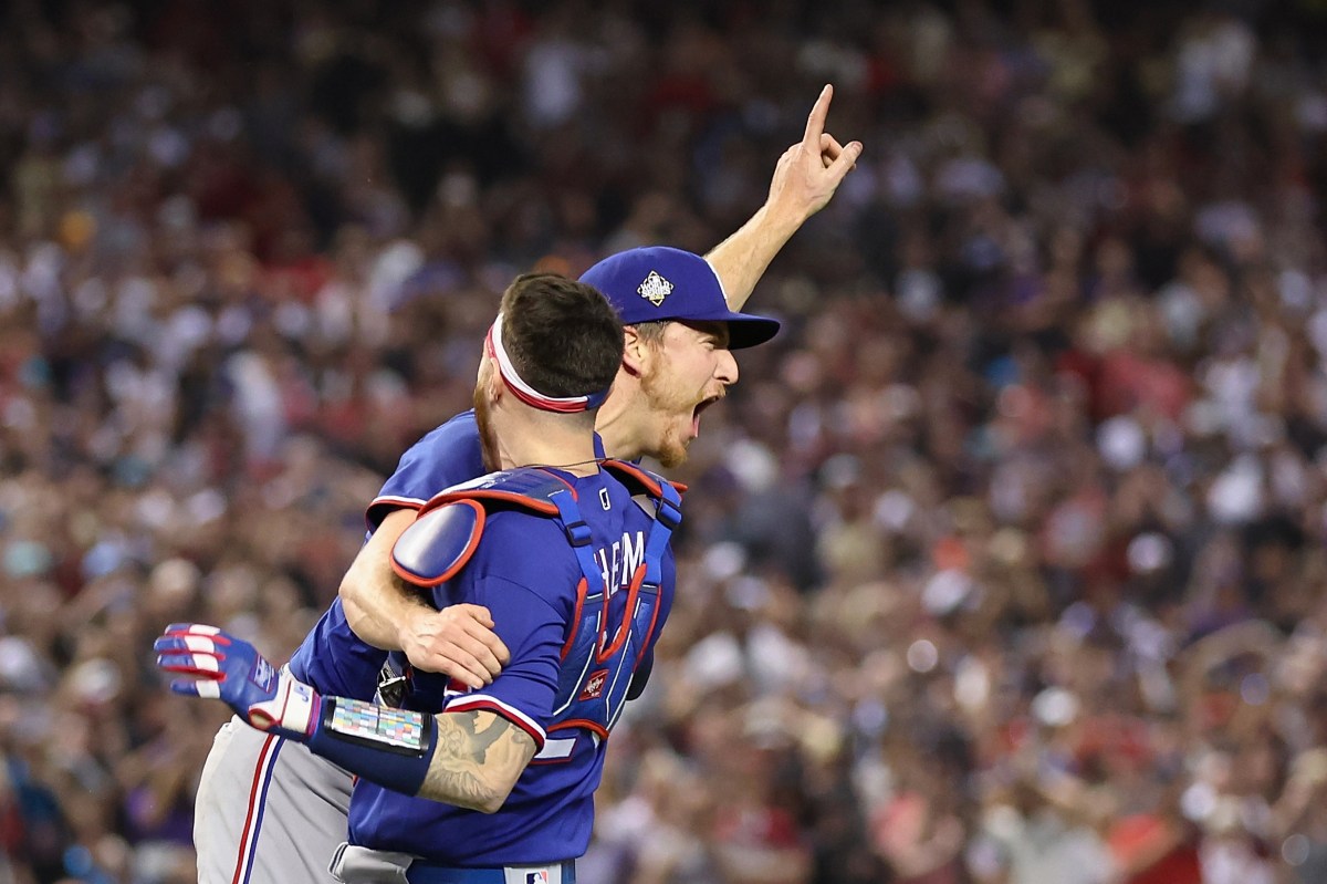 Rangers Re-Sign World Series Hero in Free Agency