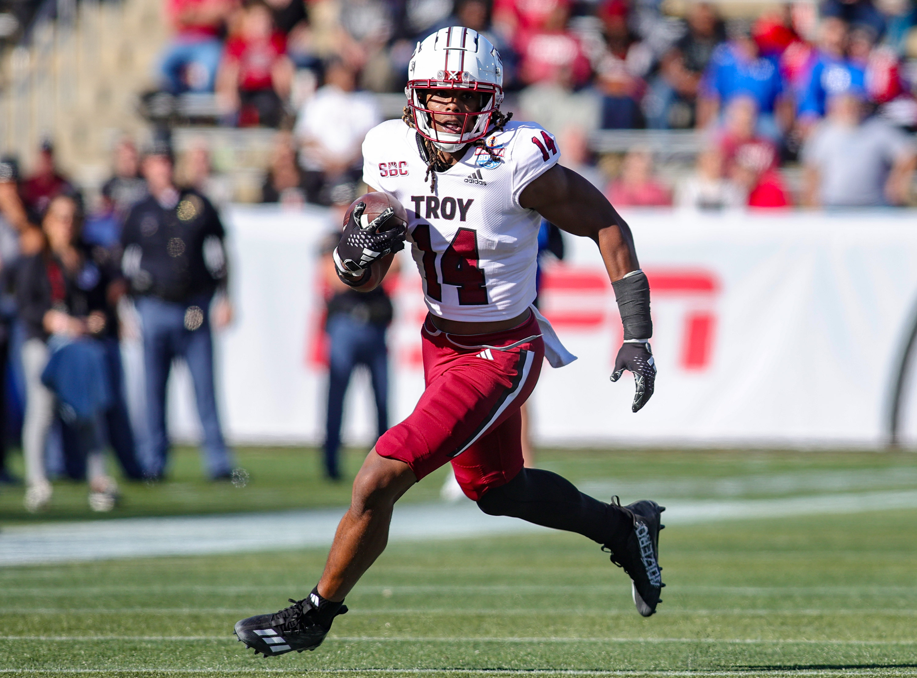 Chiefs Meet With Potential Travis Kelce Replacement Amid Offseason