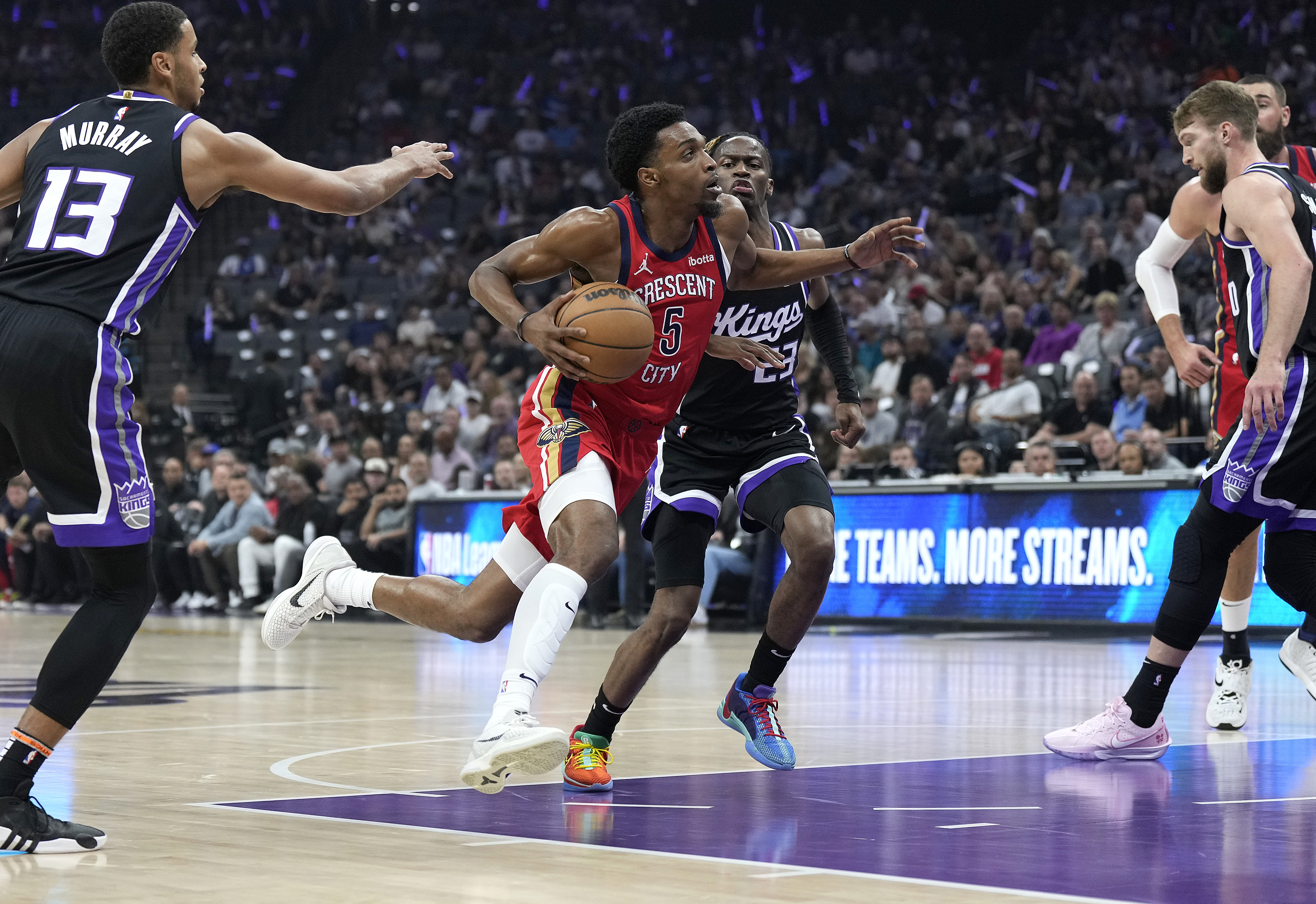 Lakers Urged to Land Defensive Guard From West Rival Before Trade Deadline