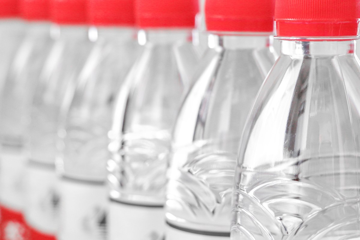 Retiros de agua embotellada como advertencias emitidas para personas en seis estados