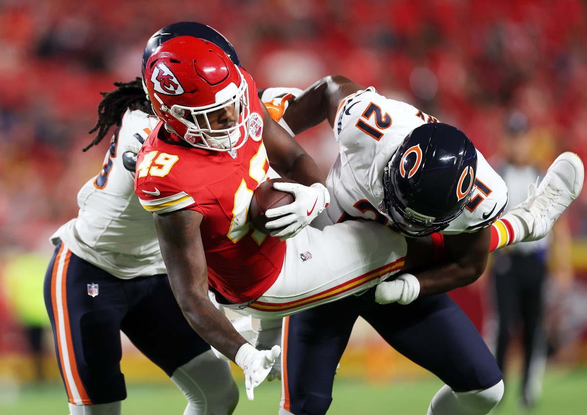 Chiefs assinam tight end em meio a rumores de aposentadoria de Travis Kelce