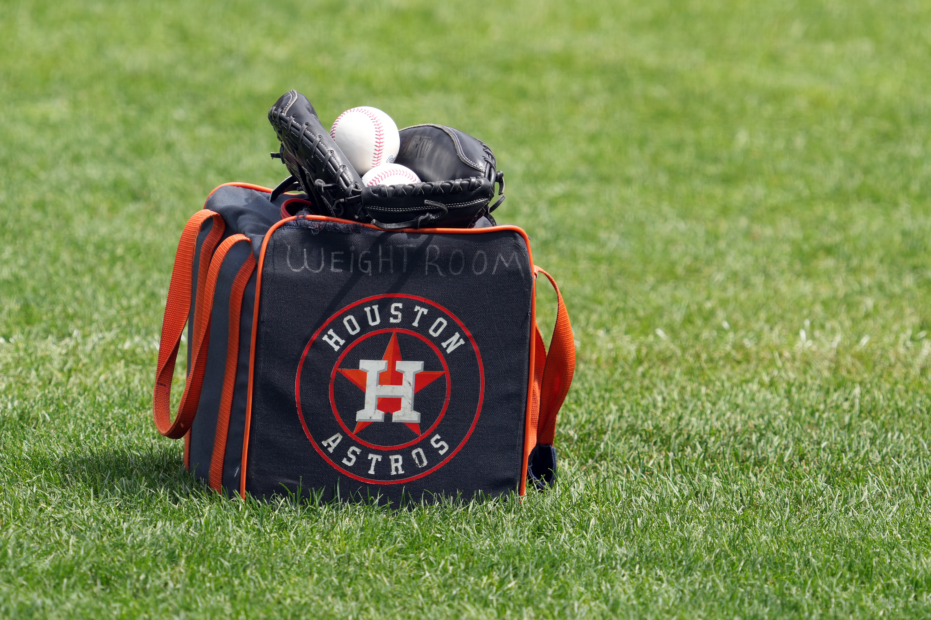 Astros Sign 26-Year-Old Catcher Away from Rival Mariners