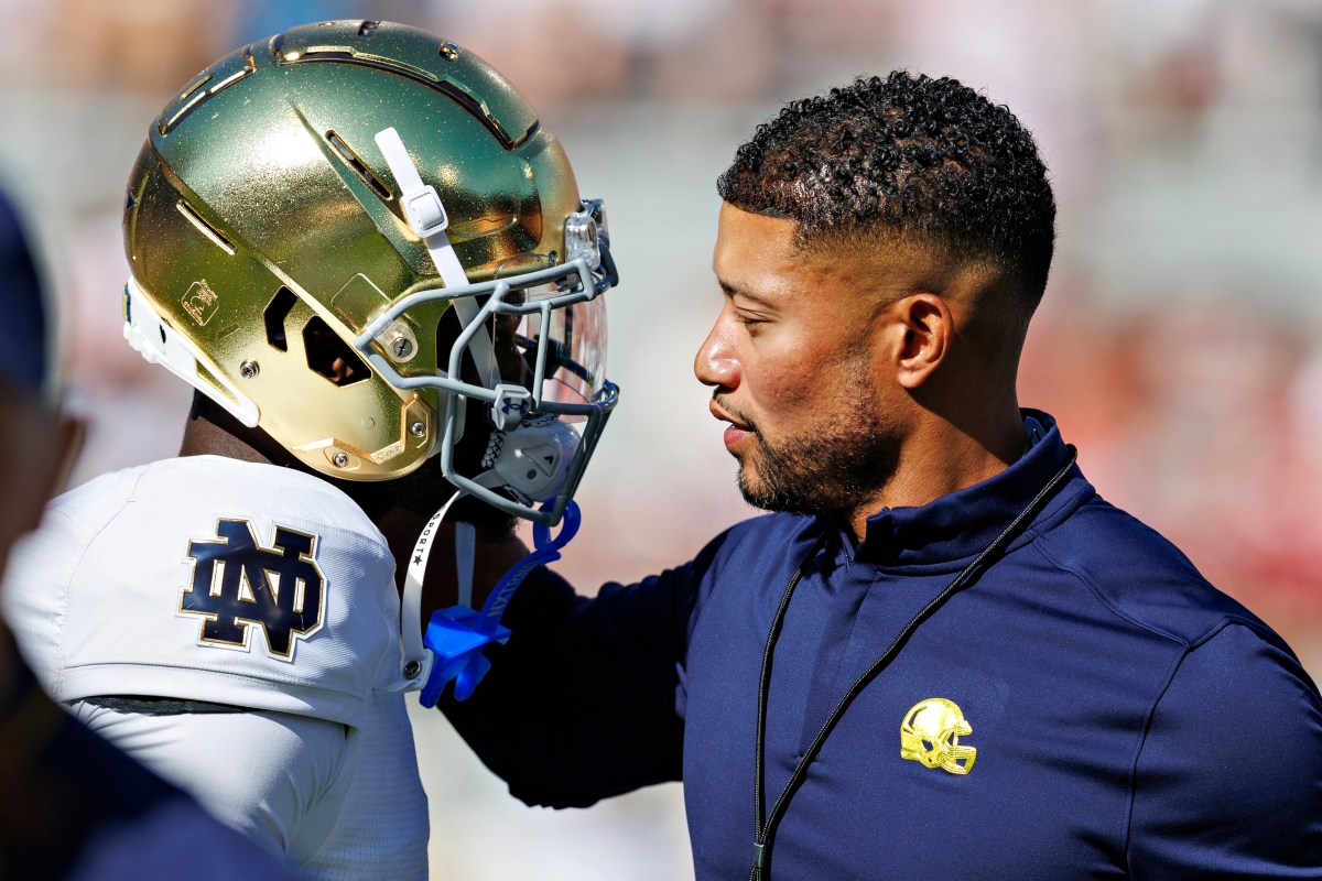 Marcus Freeman, Notre Dame perde WR produtivo para transferir portal Marcus Freeman, Notre Dame perde WR produtivo para transferir portal