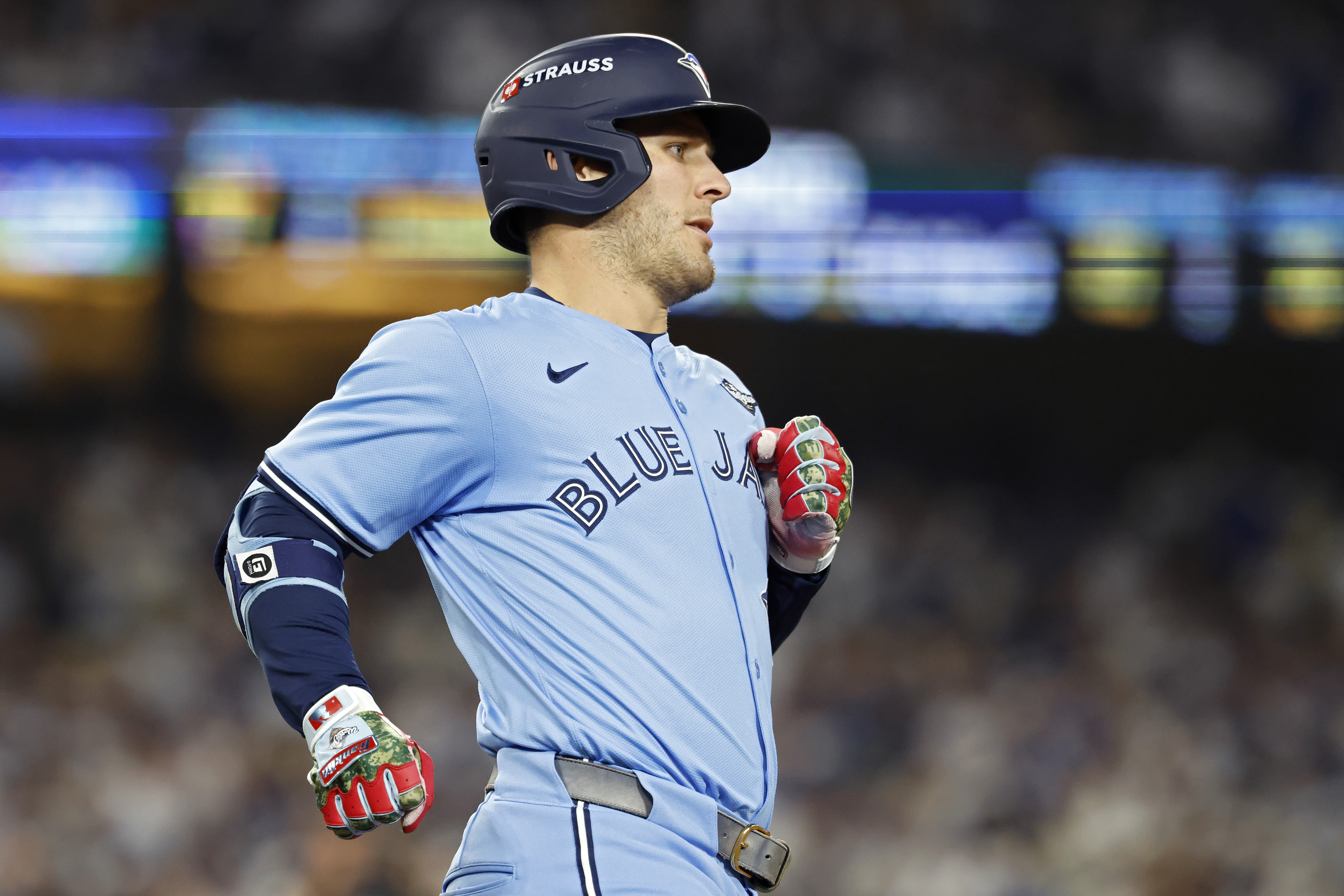 Blue Jays Sign Gold Glover to 1-Year, $10.75 Million Deal: Report