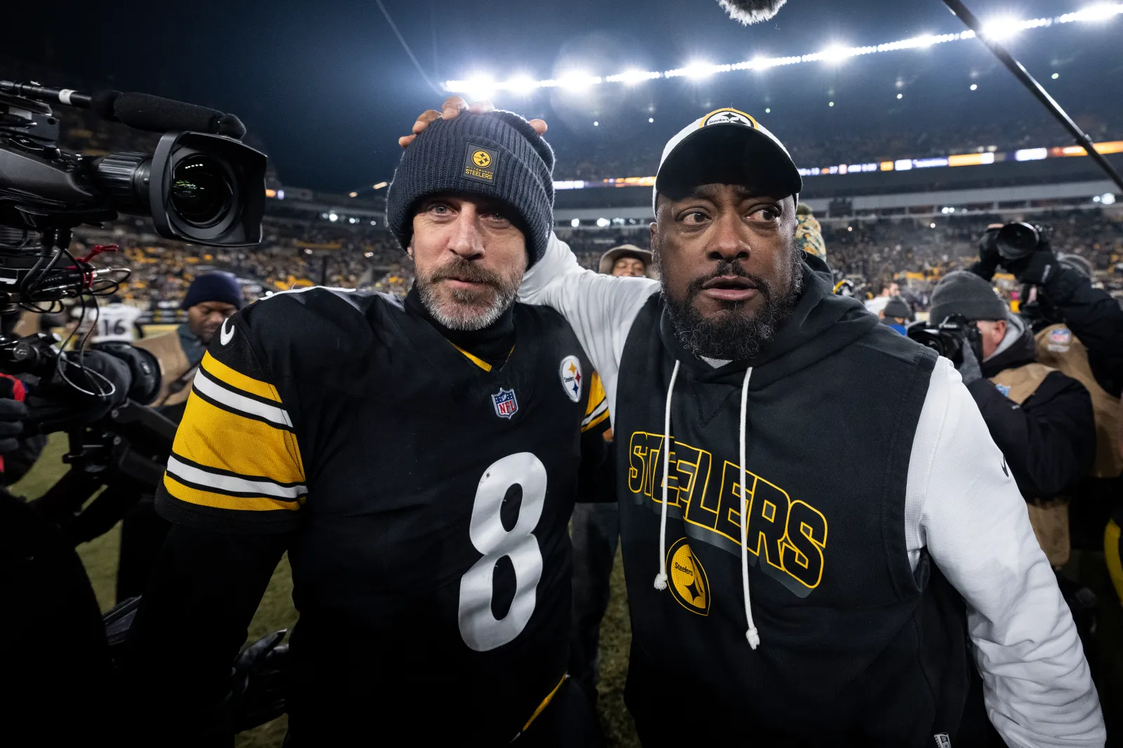 Aaron Rodgers and head coach Mike Tomlin of Pittsburgh Steelers