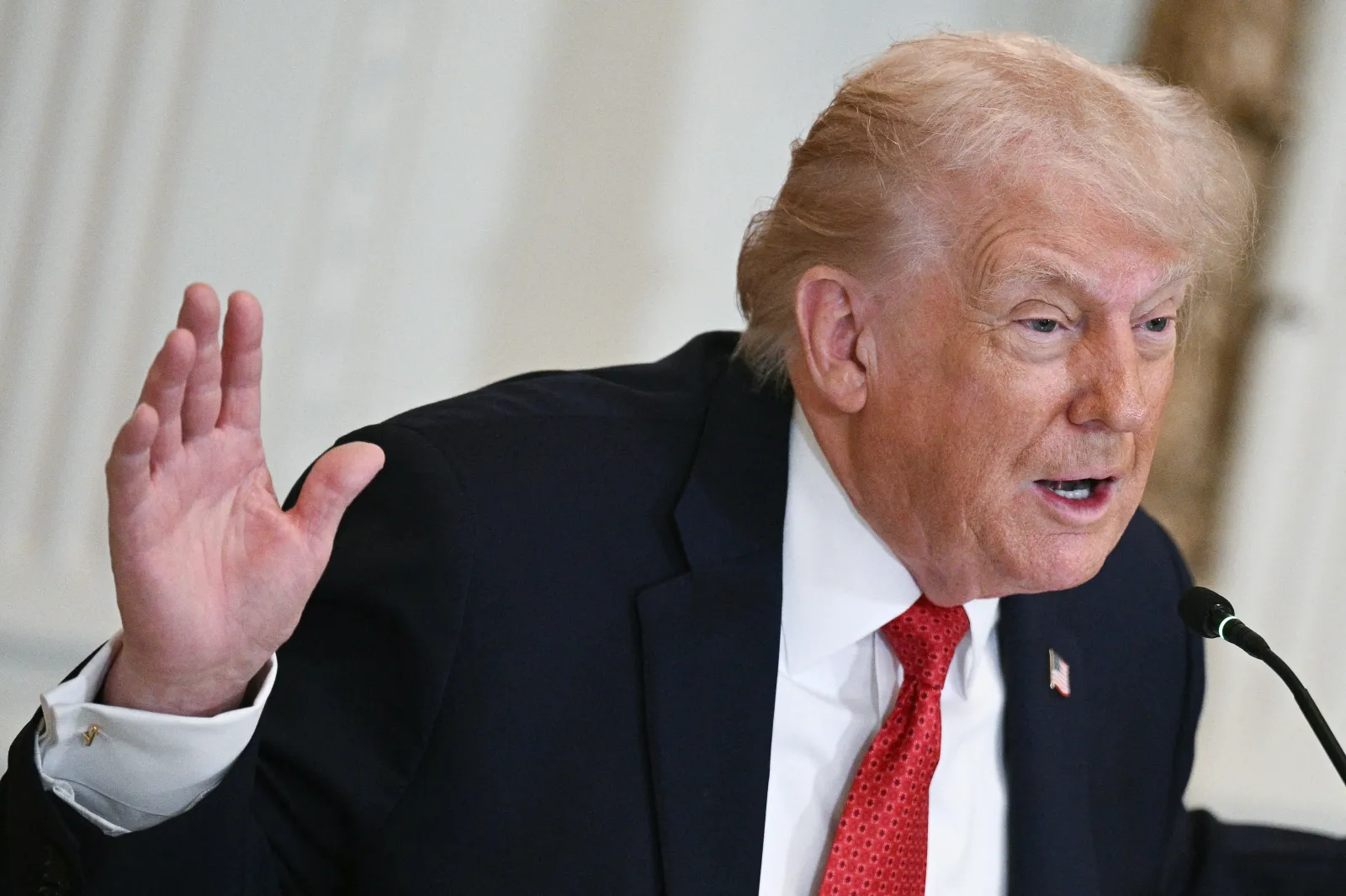 Trump Escalates Iran Pressure with Tariff Threats and Military Readiness Amid Protests and New Negotiation Proposals