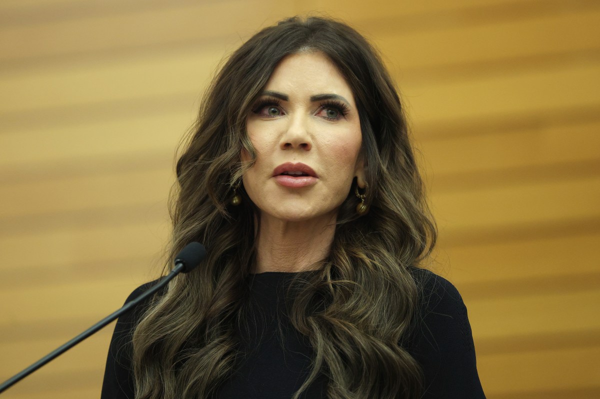 Kristi Noems Zustimmungswerte sinken, während die Bemühungen um ein ...