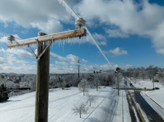 Ice accumulates on utility lines on January 26, 2026 in Nashville, Tennessee. Ice accumulates on utility lines on January 26, 2026 in Nashville, Tennessee.