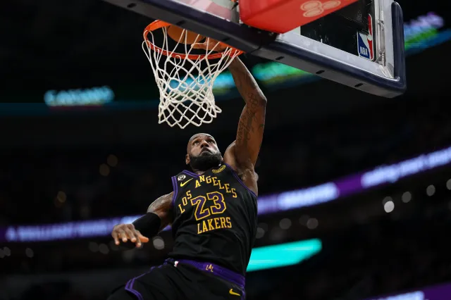 LeBron James dunks in the Lakers game against Washington Wizards