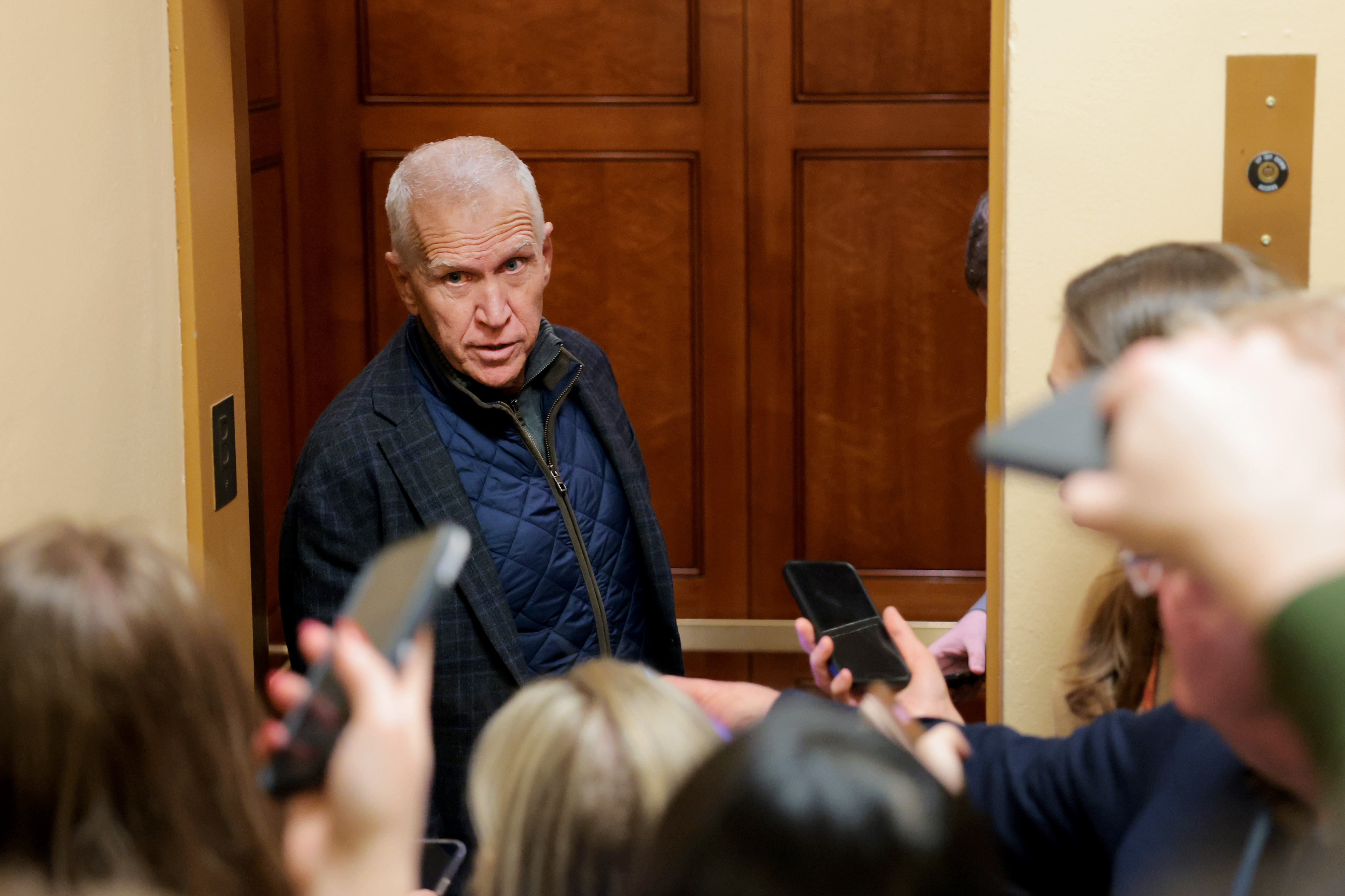 GOP Senator Defies Trump, Escalates Attack on Noem and Miller