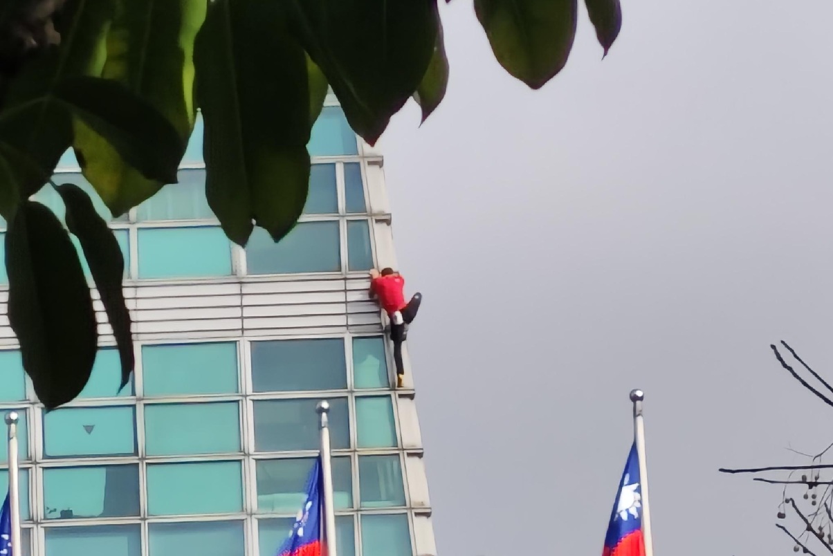 American Free-Climbs Taiwan Skyscraper Without Ropes on Netflix
