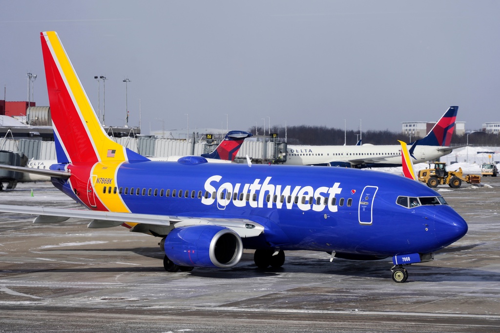 Mom, Toddler Separated on Plane After Not Paying for Seats Divides Internet