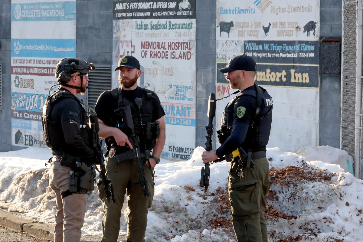 Quem é Robert Dorgan ou Roberta Esposito? Carteira de identidade do suspeito de atirar no rinque de hóquei de Rhode Island