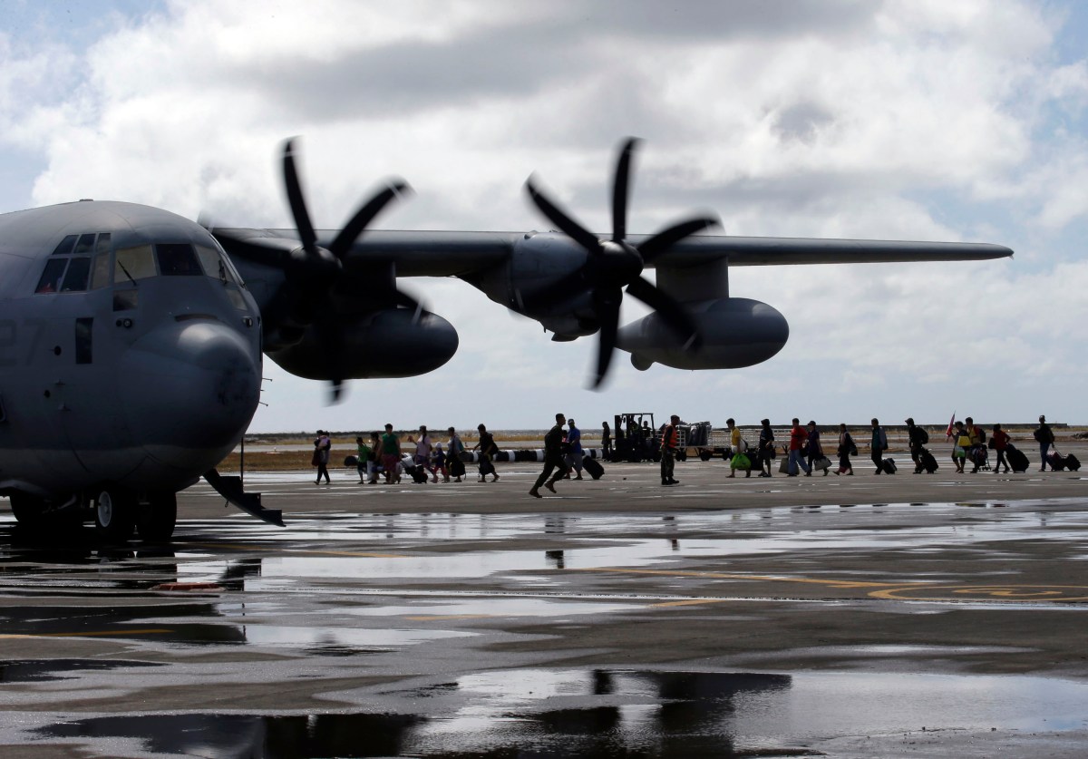 Avião militar dos EUA bate em obstrução, ferindo 5: O que sabemos