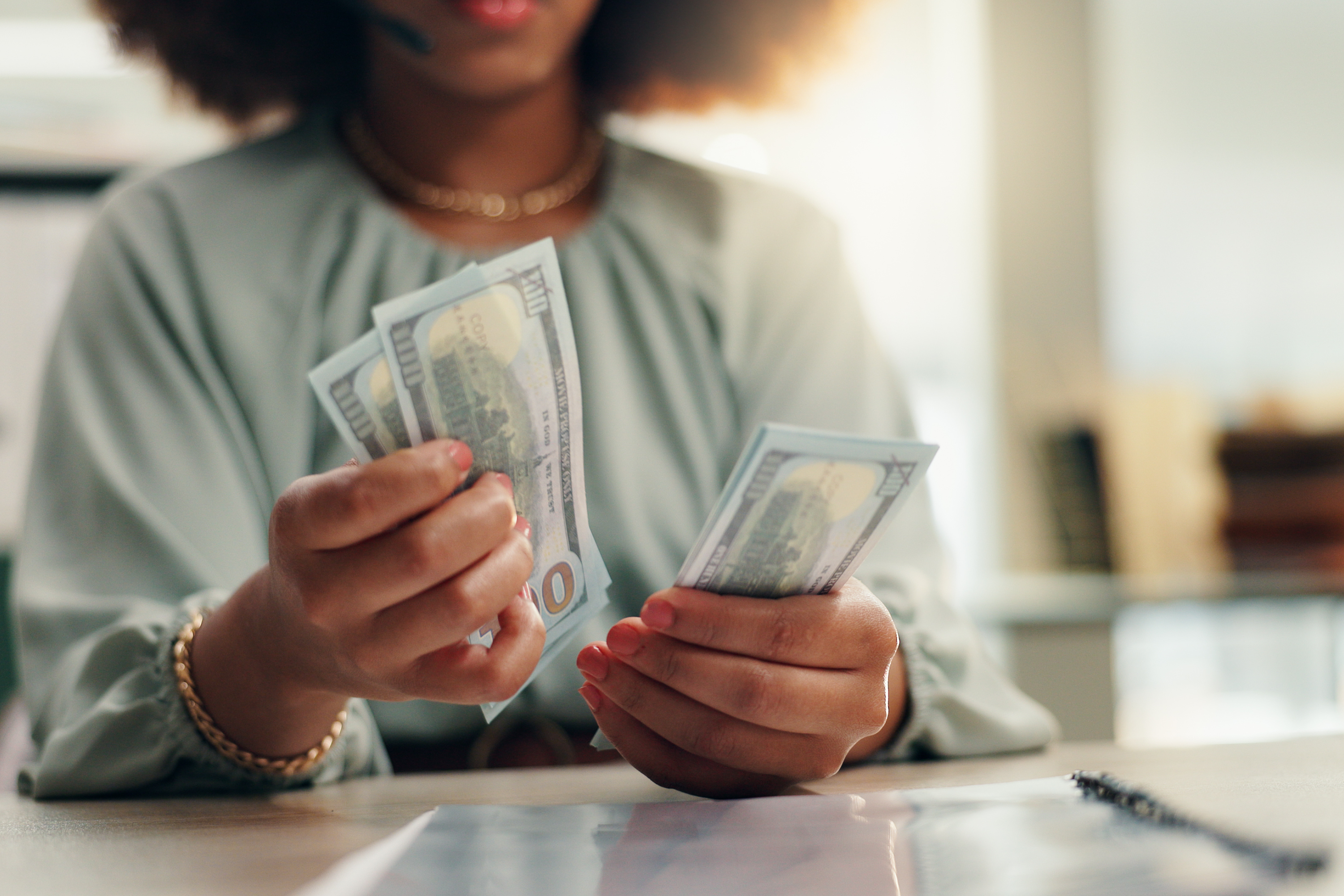 Aunt Saved $15/Month Since Niece’s Birth—Latest Account Balance Says It All