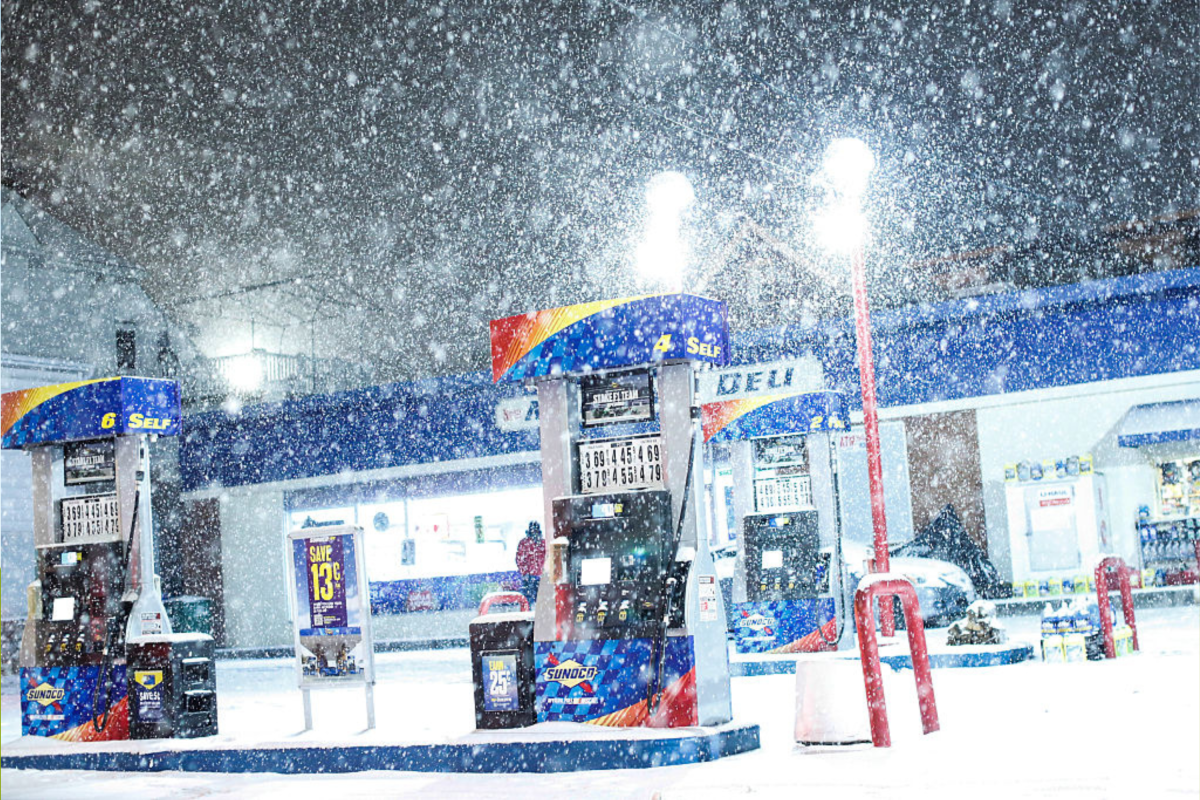 Tempestade de inverno atinge quando 50 centímetros de neve se tornam ‘risco de vida’