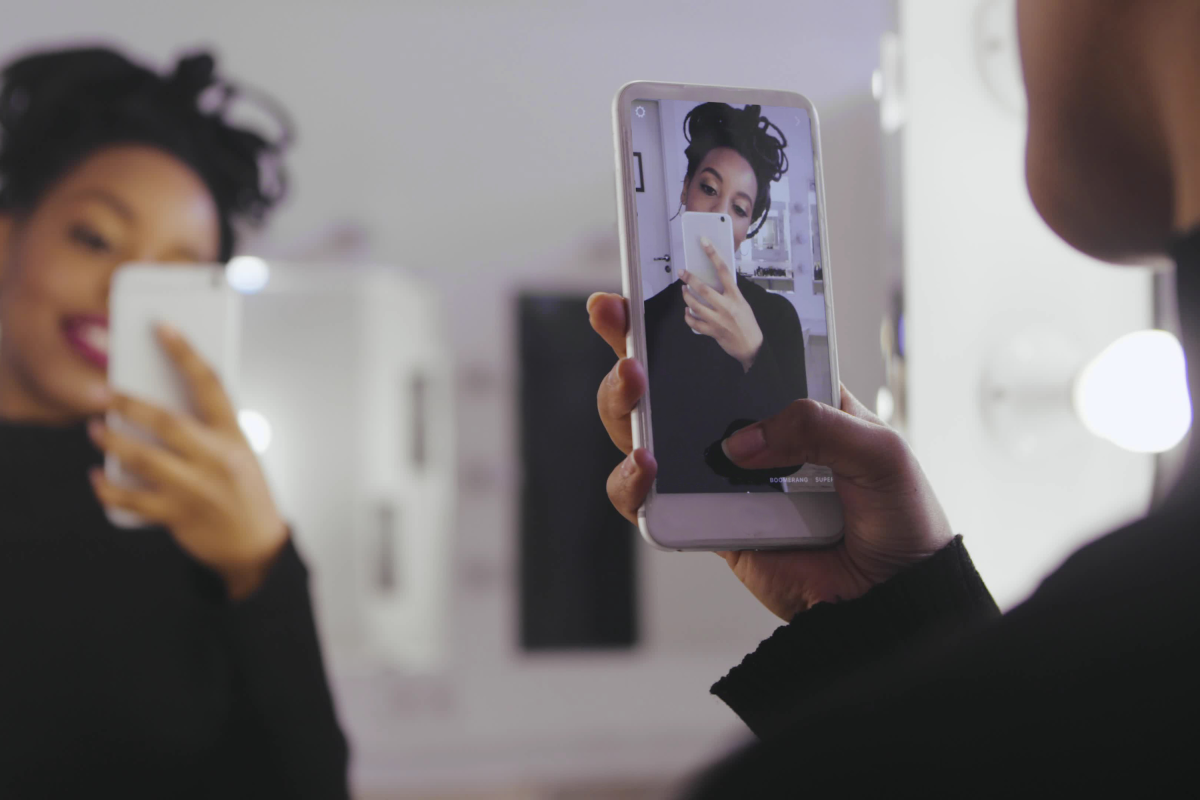 X世代の女性、他の「50代」に自撮り写真の共有を依頼—ネットの反応に唖然と