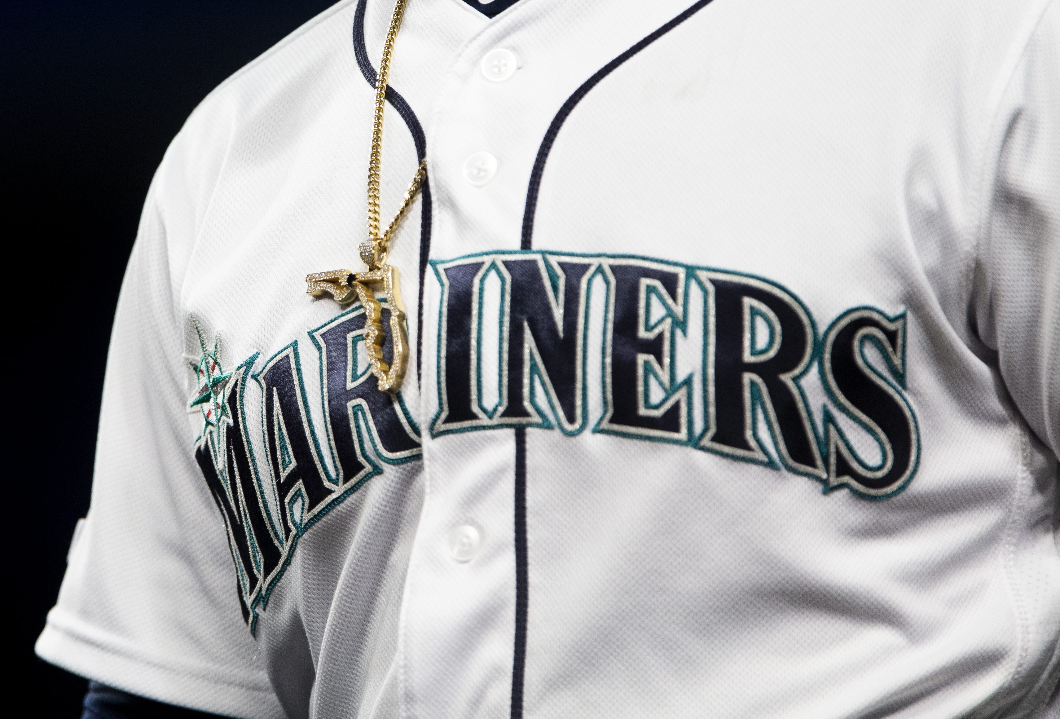 Mariners Sign 6-foot-6 Hurler Away from Phillies