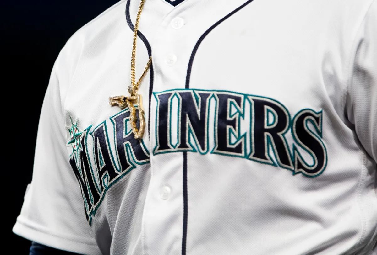 Mariners Sign 6-foot-6 Hurler Away from Phillies - Newsweek