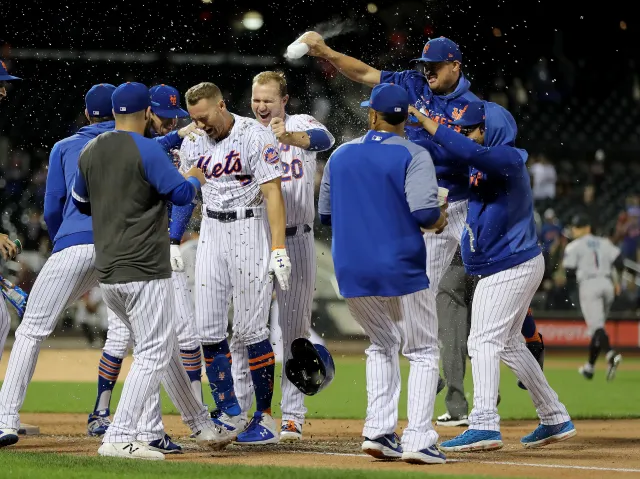 Juan Lagares retires