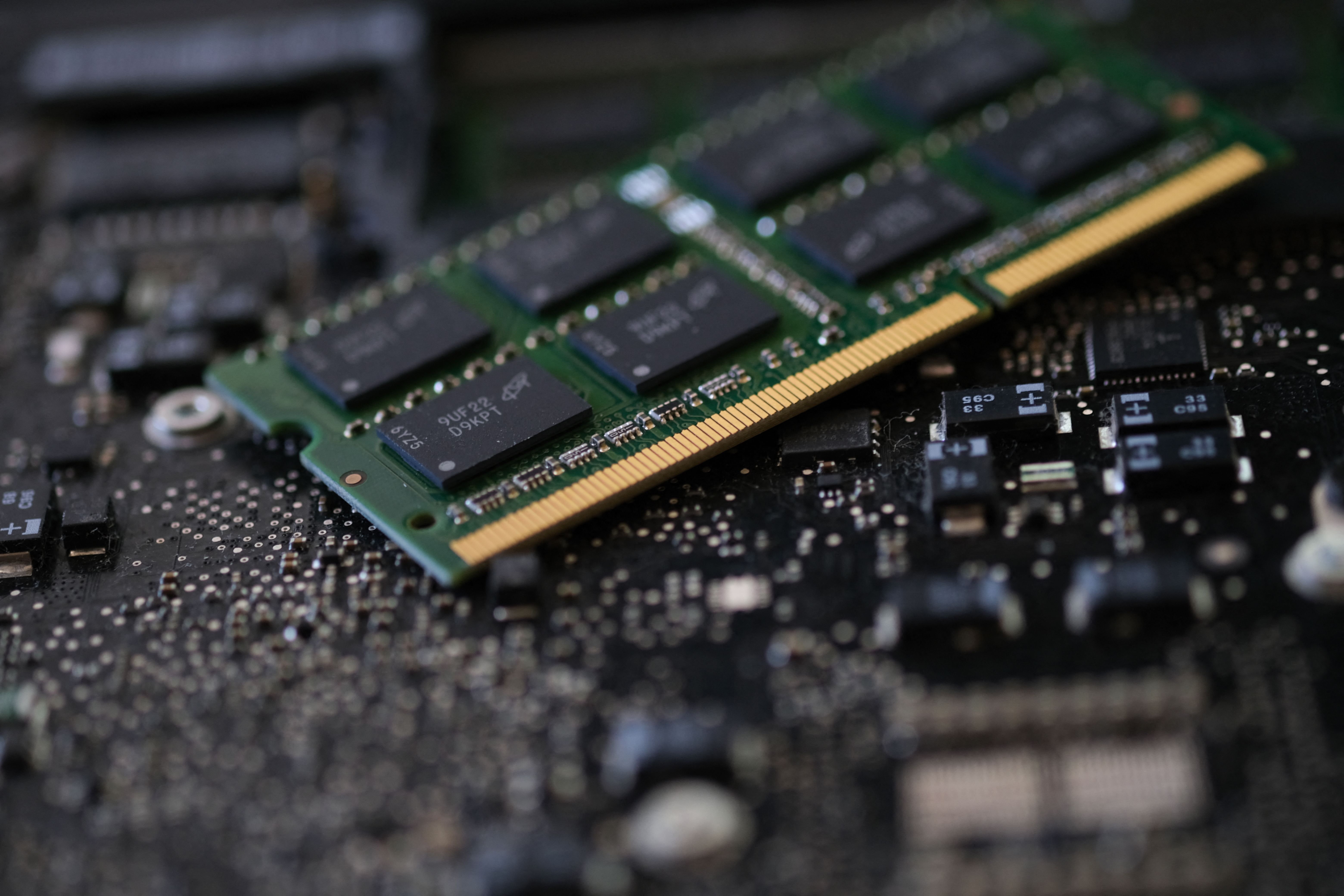 Memory Crisis to Trigger Massive Smartphone Market Slowdown in 2026