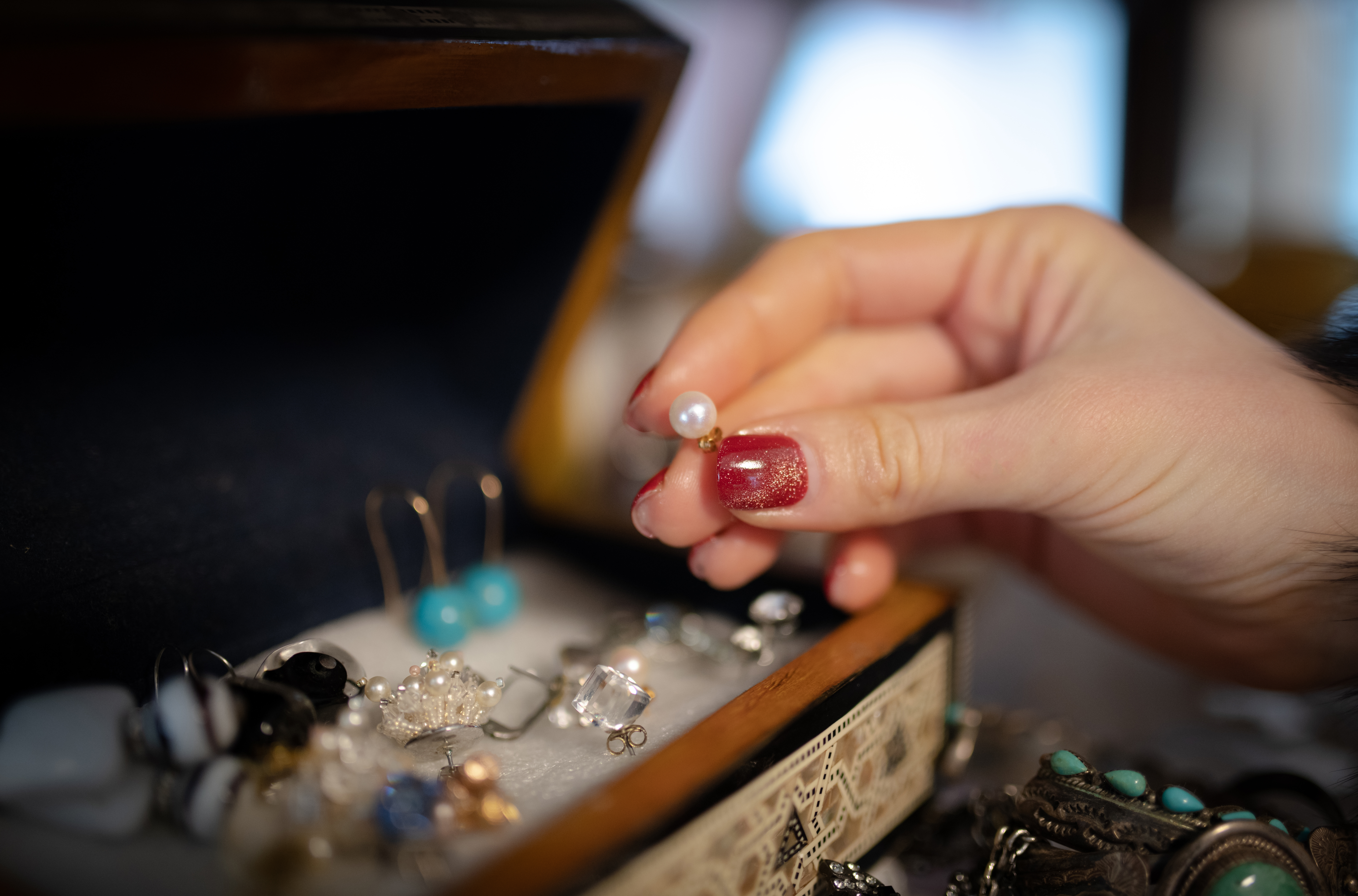Woman Buys Stranger’s Vintage Ring Collection—Stunned at What It Includes