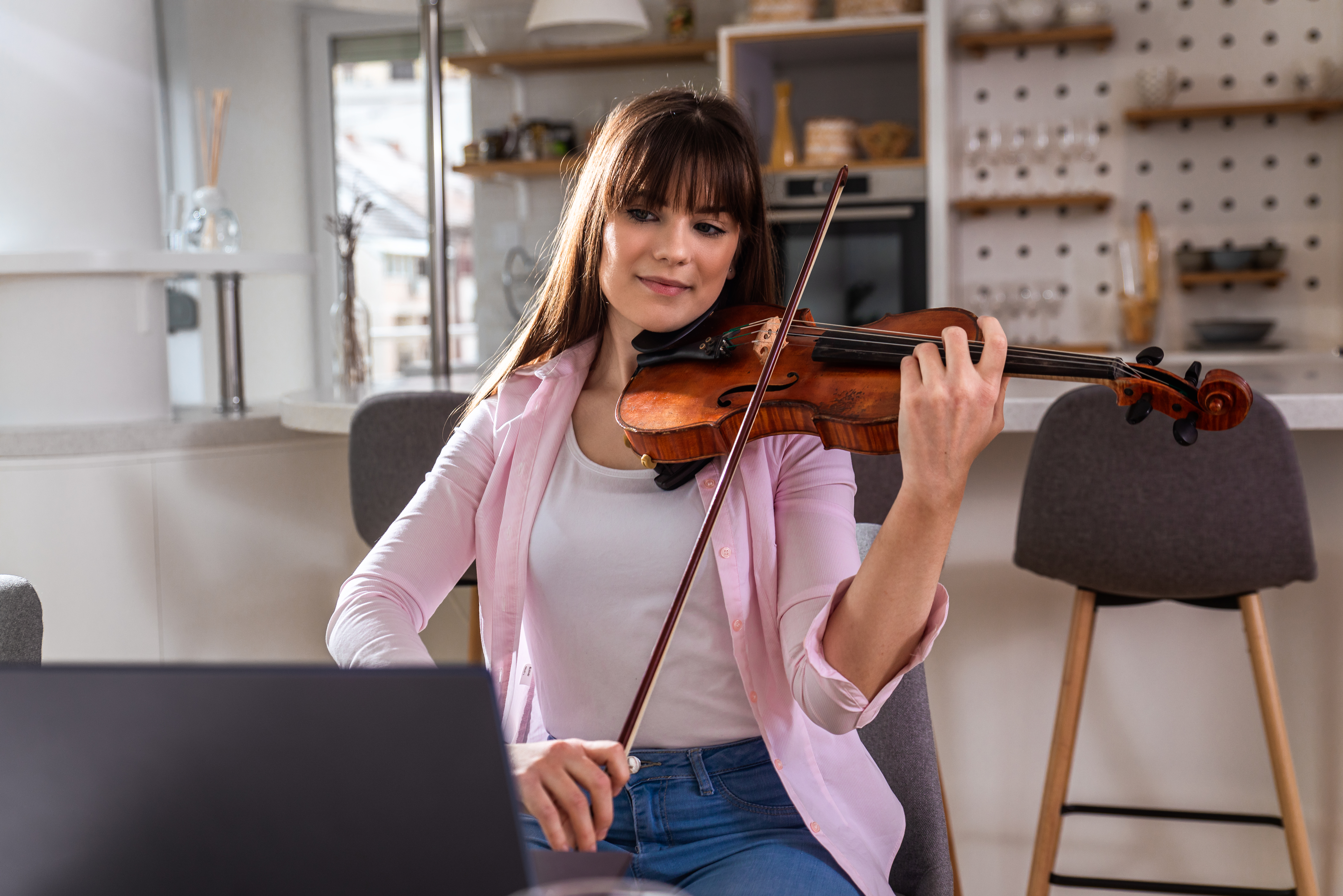 Neighbor’s ‘Lovely’ Violin Practice Captures Attention—Note Changes It All