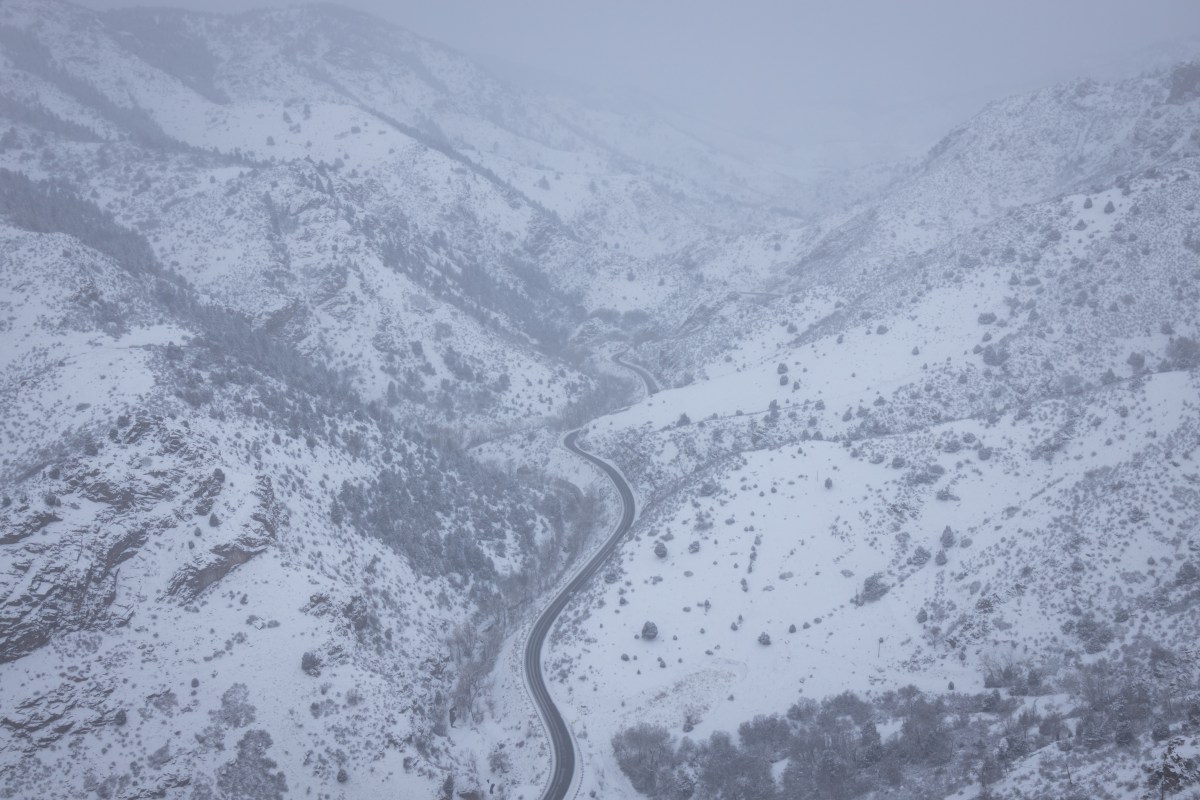 Aviso de neve pesada definido em 8 polegadas – Espere viagens perigosas.