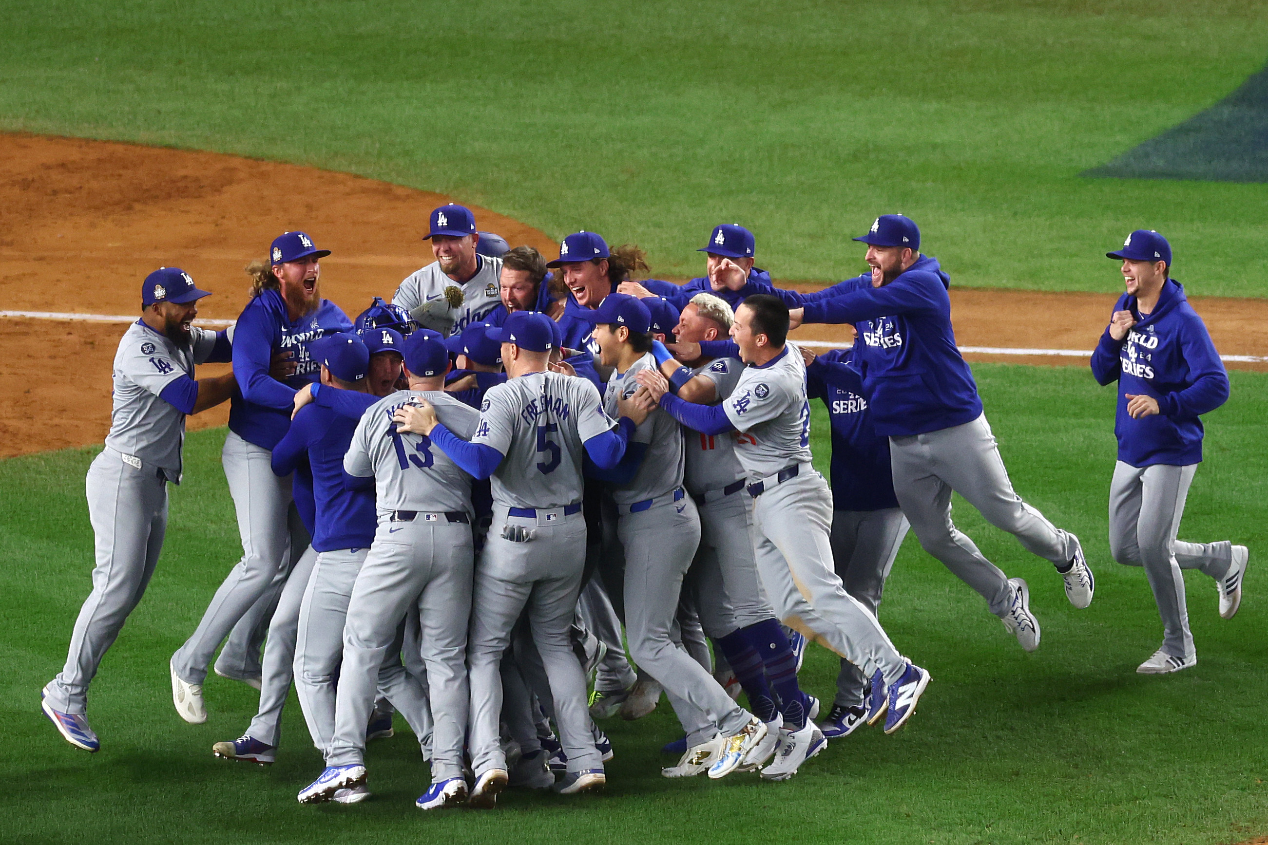 Ex-Dodgers, Red Sox World Series Champion Signing with Rangers: Report