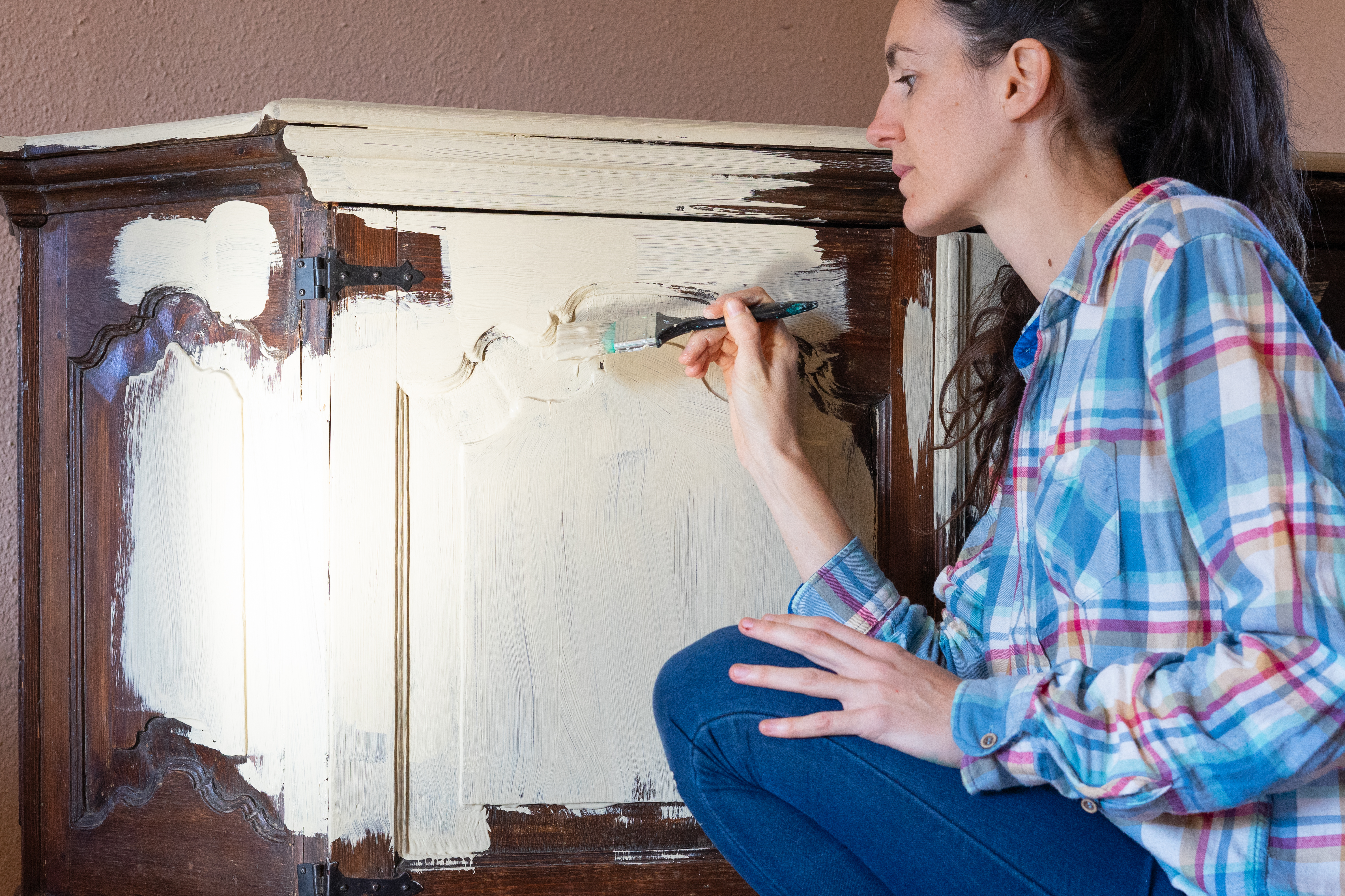 Homeowner Finds ‘Genius’ Way To Paint Banister—It’s Not a Brush