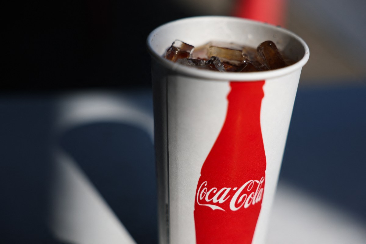 Momento olímpico se torna viral depois que jogador de hóquei bebe refrigerante enquanto joga