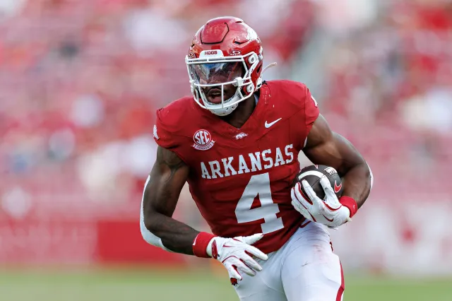 Running back Mike Washington Jr. #4 of the Arkansas Razorbacks.