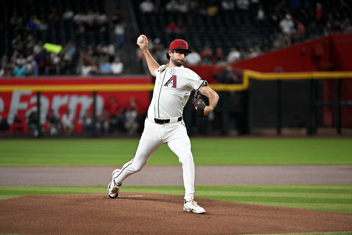 Padres Named Best Fit to Sign Starting Pitcher From Division Rival