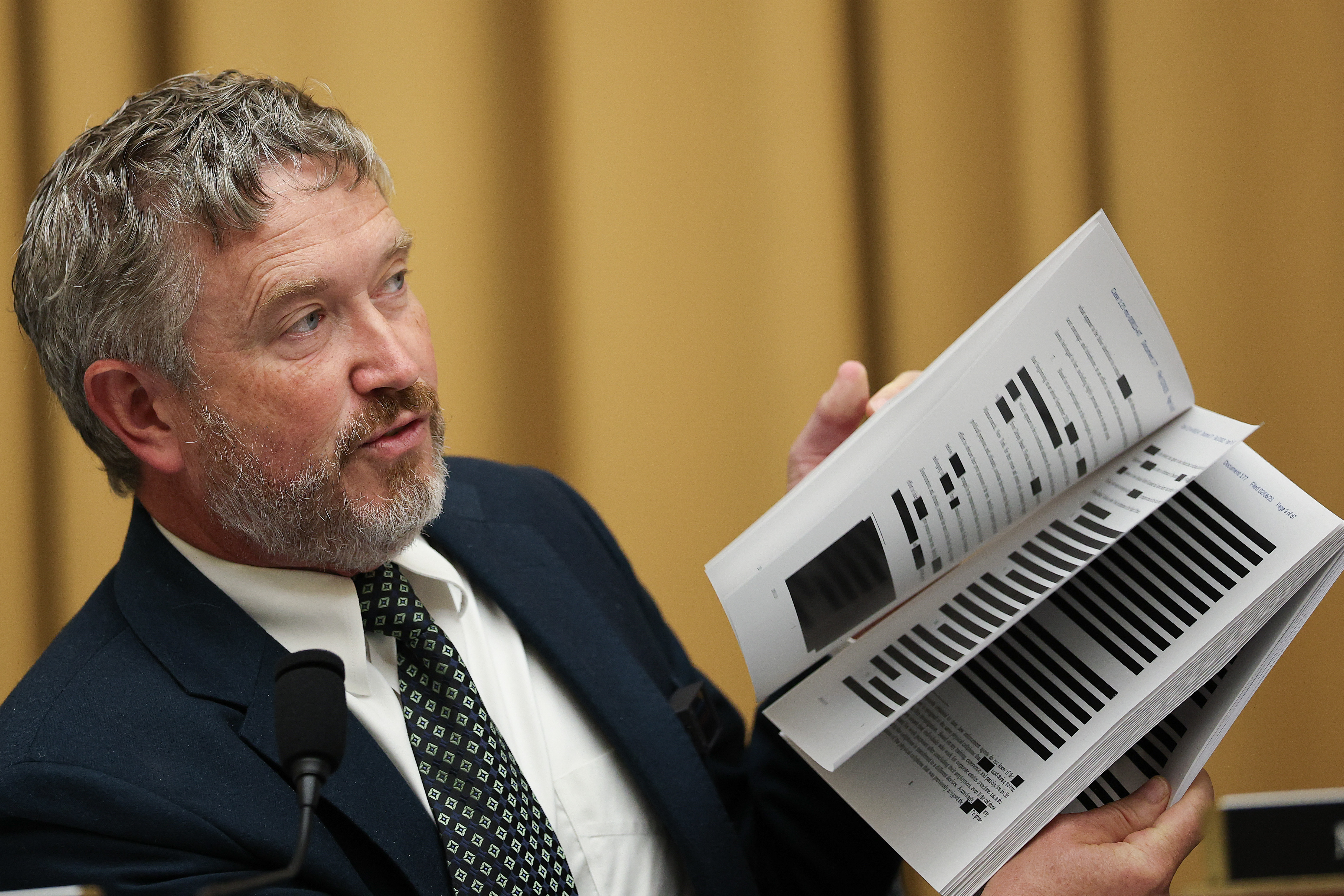 Thomas Massie Calls on Howard Lutnick to Resign Over Epstein Files