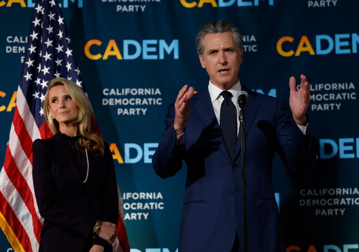 A esposa de Gavin Newsom zomba de Trump depois que o time feminino de hóquei recusou o convite