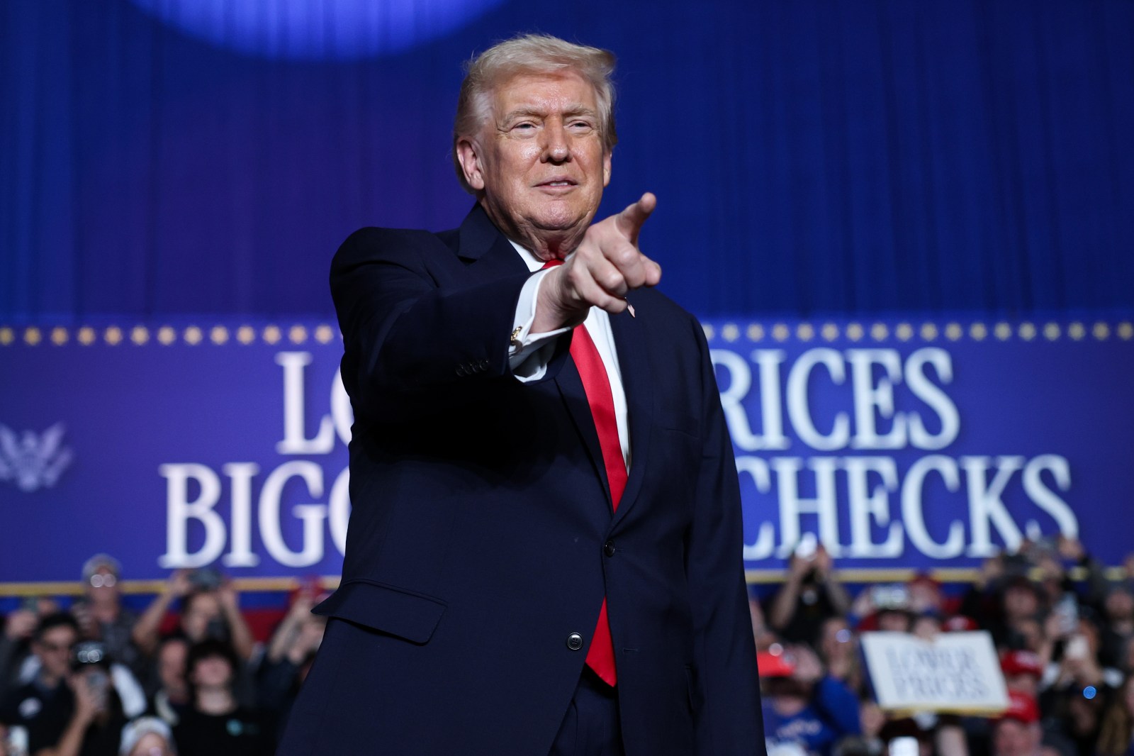 newsweek.com - Peter Aitken - Trump defends joke about suing Fed chair nominee