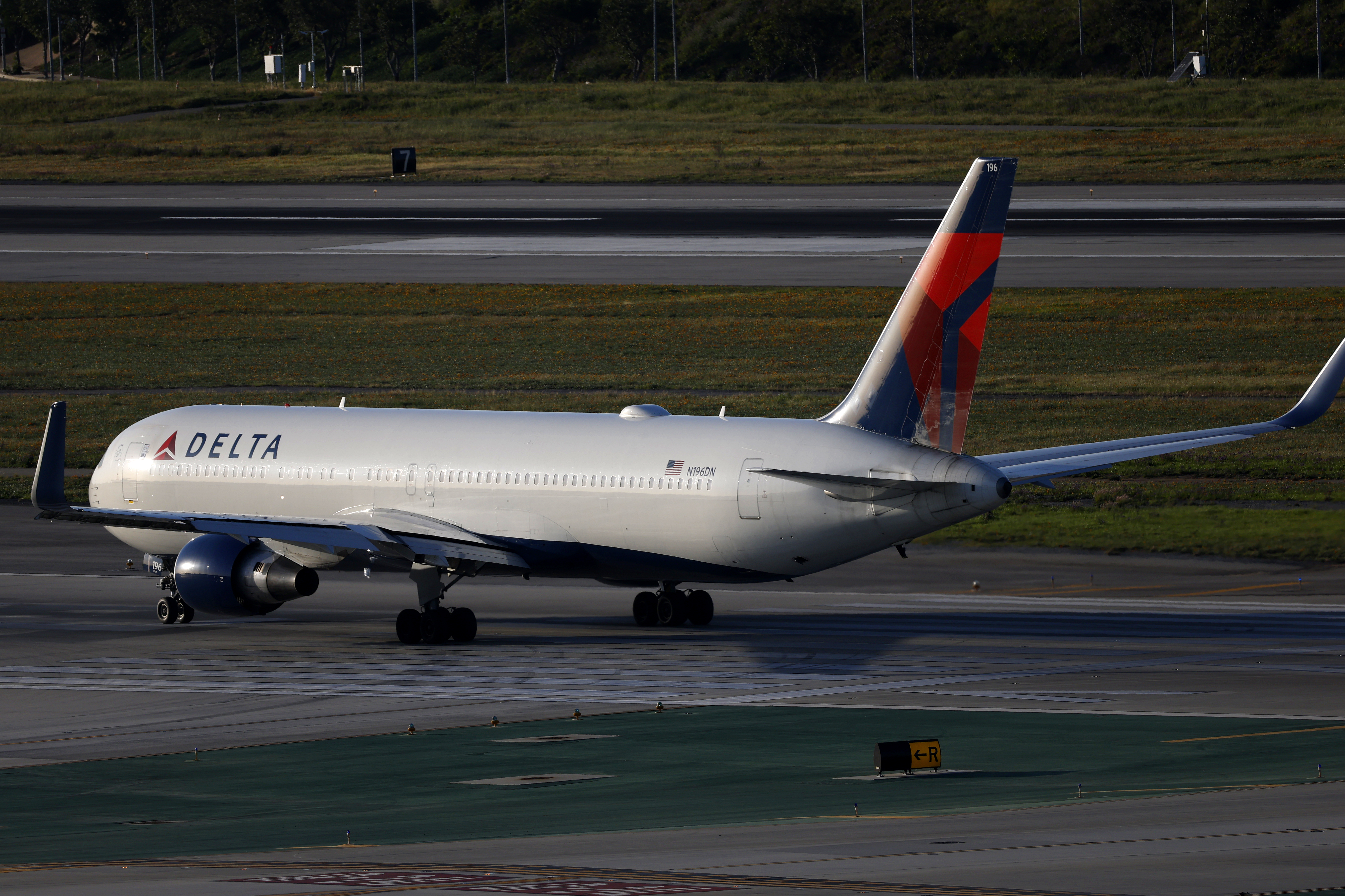 Suspect Attempts to Storm Delta Air Lines Flight Cockpit