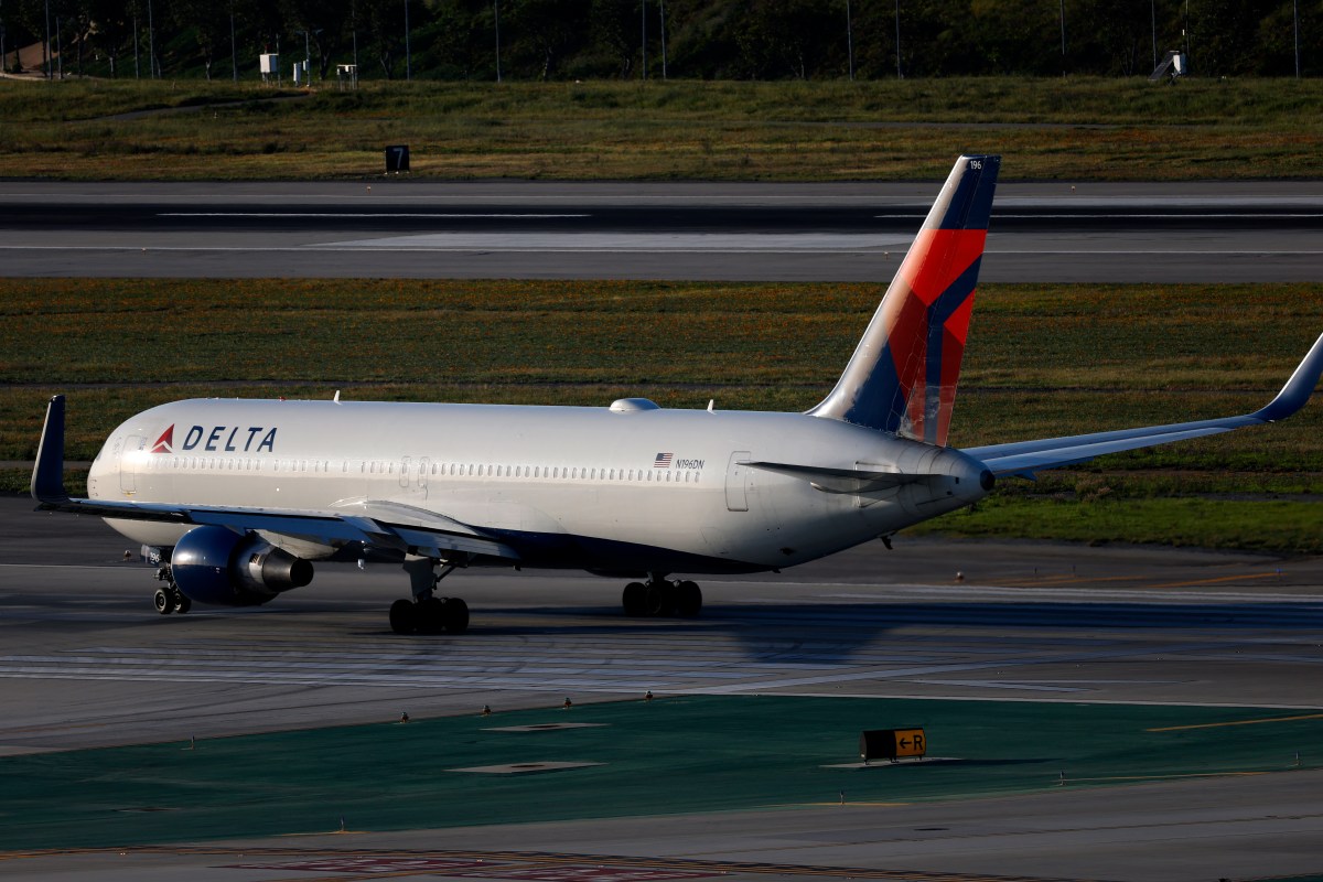 Suspect attempts to storm Delta Air Lines flight cockpit