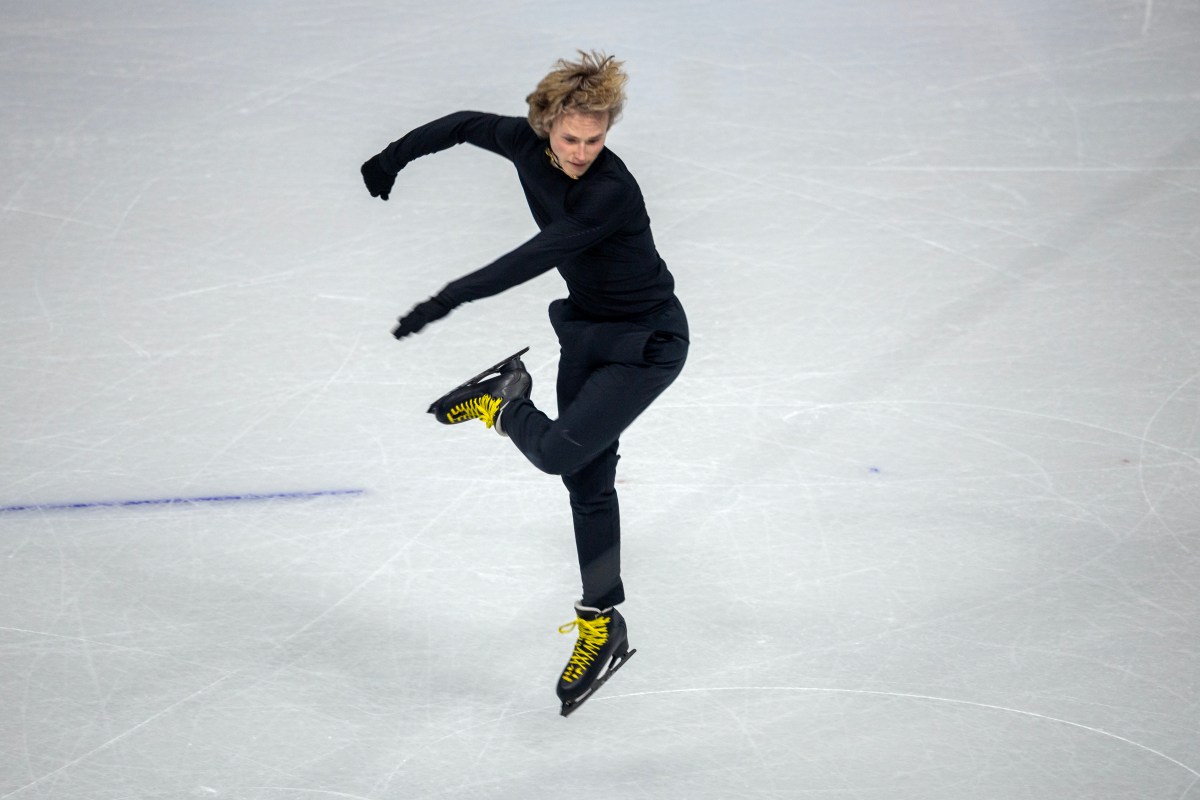 Ilia Malinin faz história olímpica ao realizar o primeiro salto mortal para trás na patinação artística. Ilia Malinin faz história olímpica ao realizar o primeiro salto mortal para trás na patinação artística.