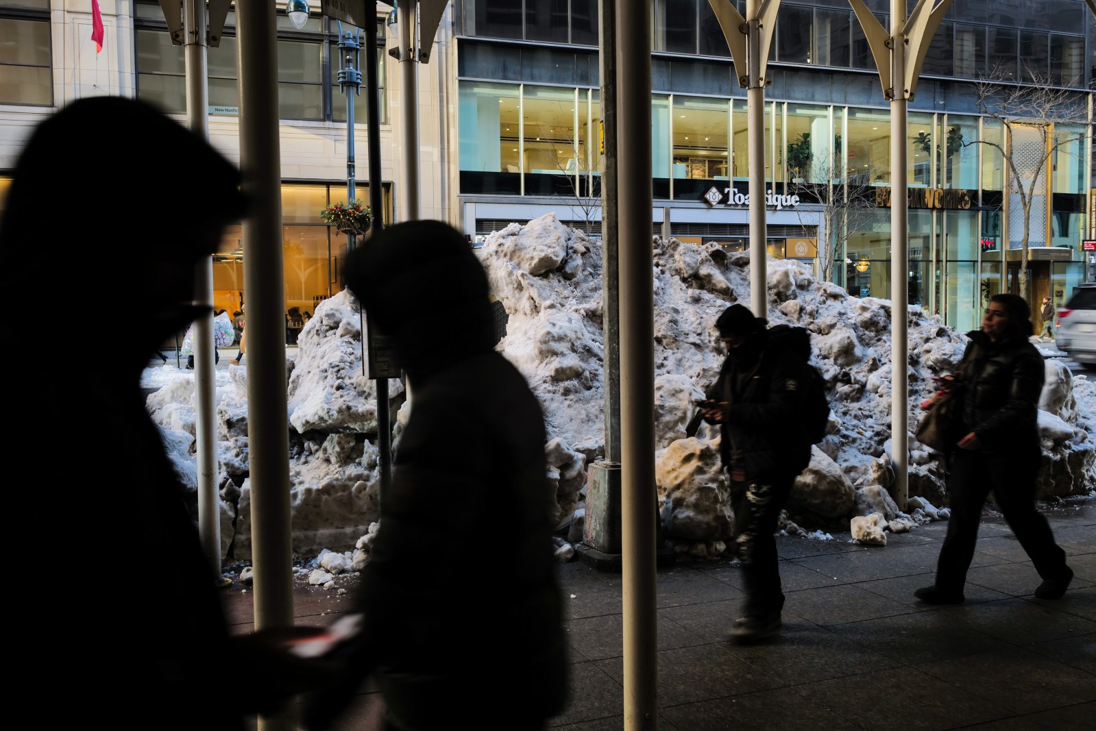 NEW YORK, NEW YORK- FEBRUARY 04: Mounds of snow build up on a New York City sidewalk on February 04, 2026 in New York City. The new New York City Mayor, Zohran Mamdani, is facing increased pressure from public officials and homeless advocates after at least 16 people have died since a massive snowstorm hit the city, ushering in more than a week of below-freezing temperatures. While not all of the people were thought to be homeless, many were without shelter. It is estimated that there are over 158,000 homeless individuals in New York City, one of the highest rates in the nation. (Photo by Spencer Platt/Getty Images)
