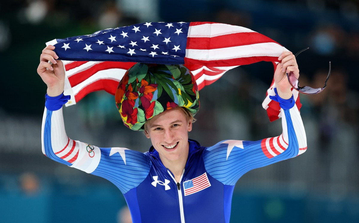 Chapéu de Jordan Stolz recebe atenção do treinador do patinador de velocidade olímpico