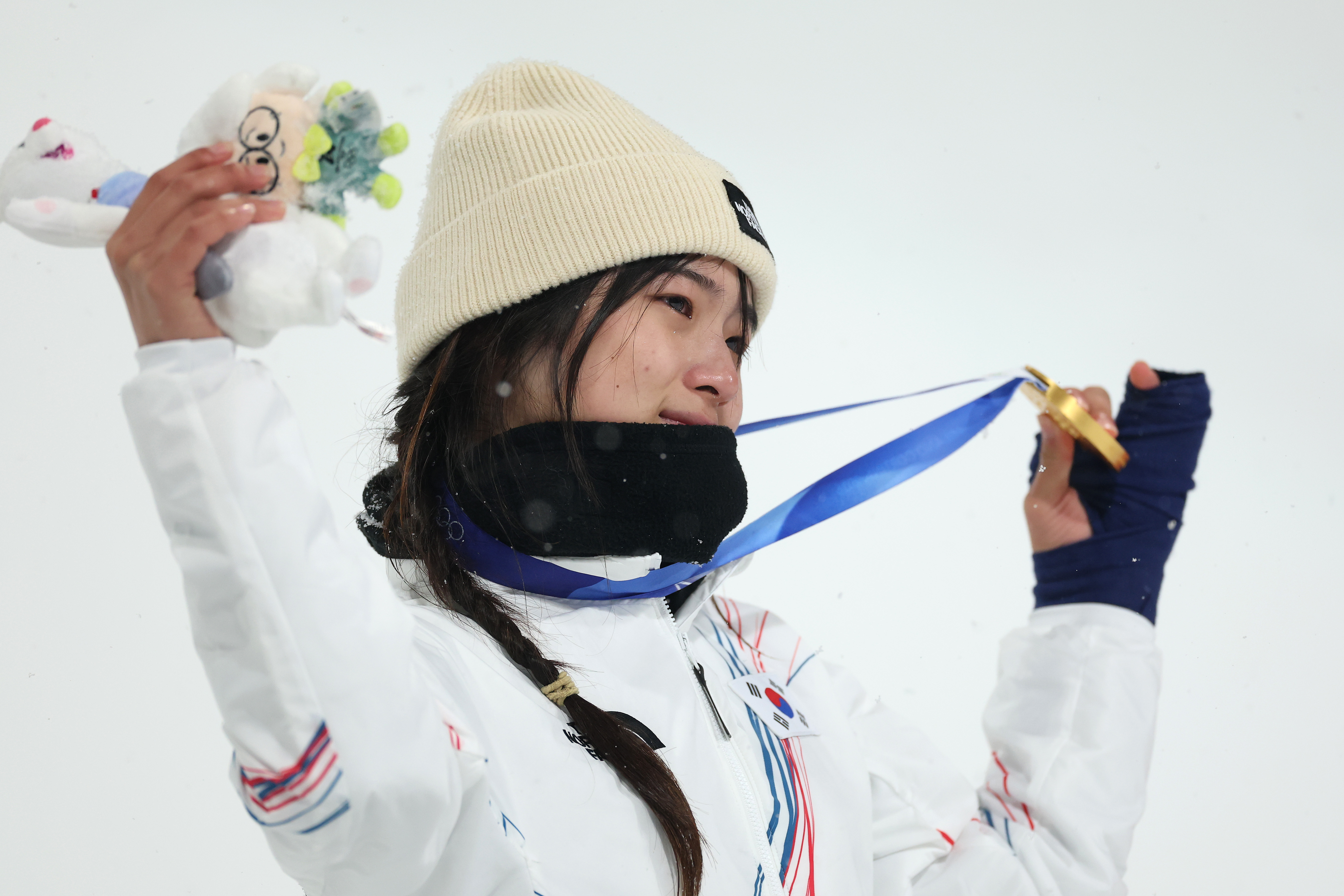 Teen Snowboarder Wins Olympic Gold in Stunning Comeback After Brutal Crash