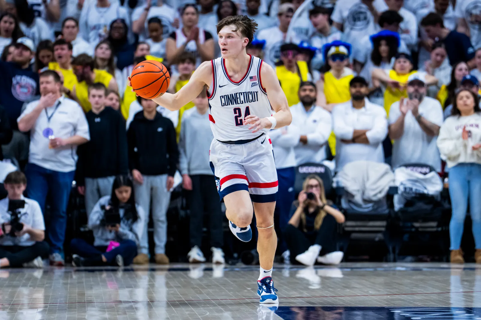 UConn Huskies freshman Braylon Mullins in game